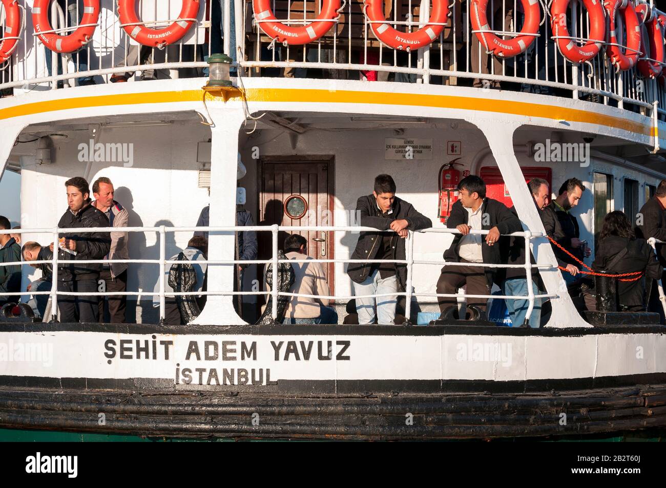 Istanbul - 1 MAGGIO 2010: I passeggeri si trovano sul ponte di un traghetto turco, mentre lascia il lato europeo della città per attraversare il Bosforo. Foto Stock