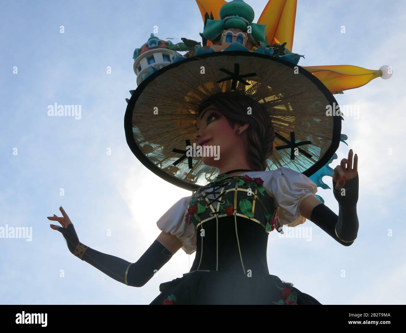 Il tema del Carnevale di Nizza 2020 è il Re della Moda e questo burattino  gigante è di una ragazza in costume elaborato con un cappello enorme Foto  stock - Alamy