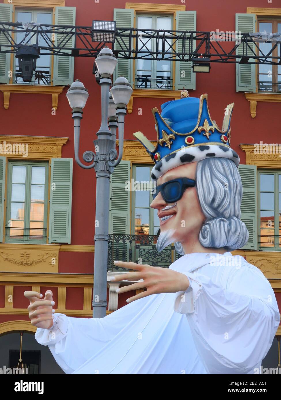Il burattino gigante del Re di fronte agli edifici in Place Massena; Nizza carnevale 2020 Foto Stock