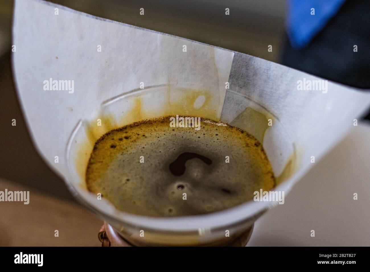 Filtro alternato per la preparazione manuale del caffè. Primo piano la consistenza del caffè Foto Stock