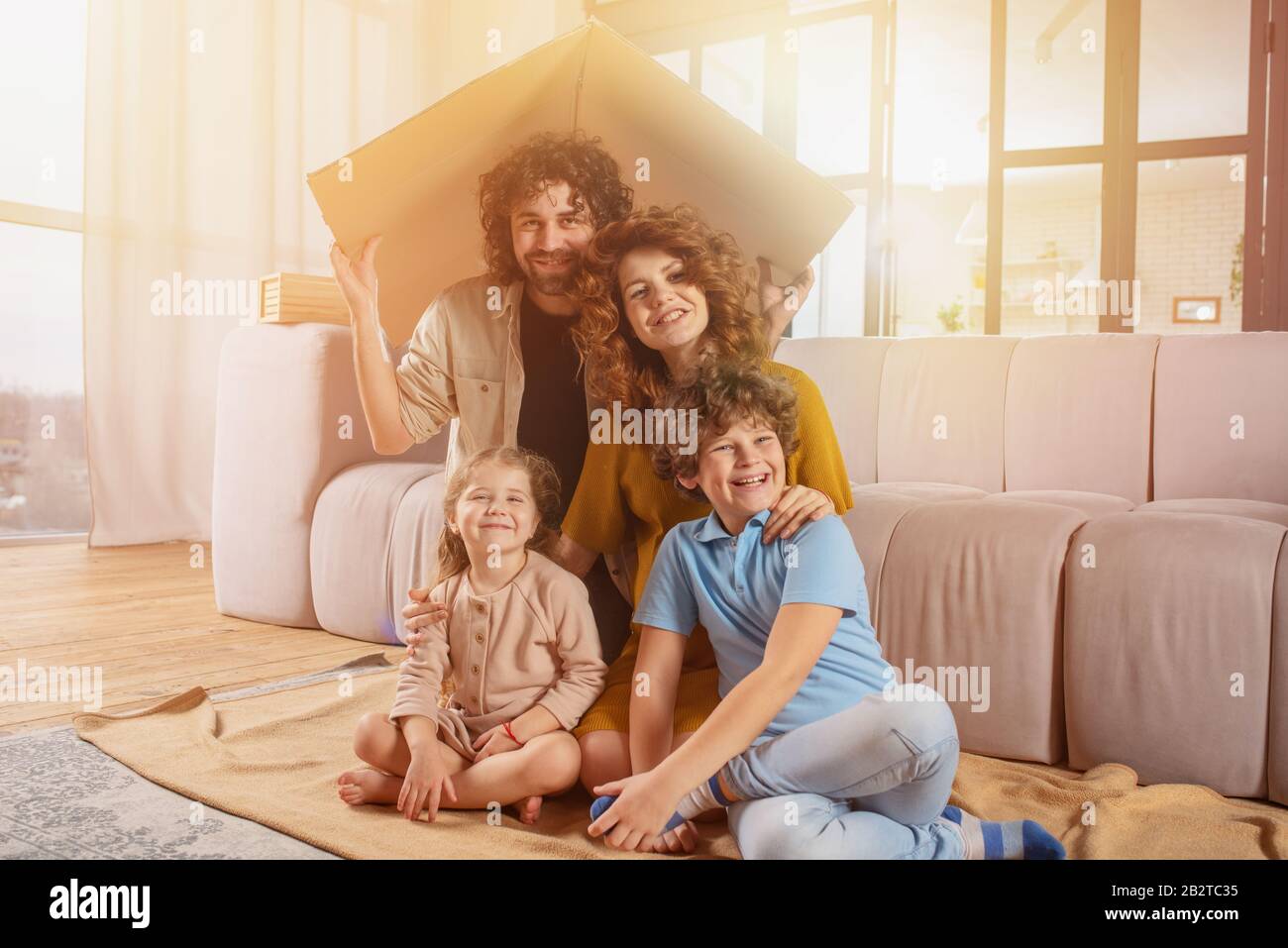 La famiglia è felice per la nuova casa. Concetto di bene immobile Foto Stock