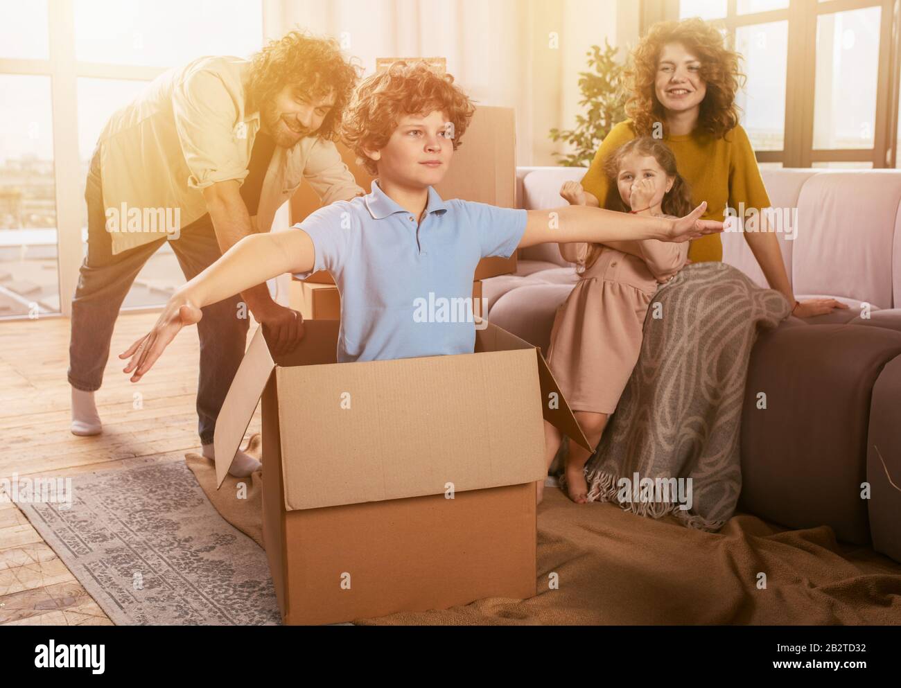 La famiglia è felice per la nuova casa. Concetto di bene immobile Foto Stock