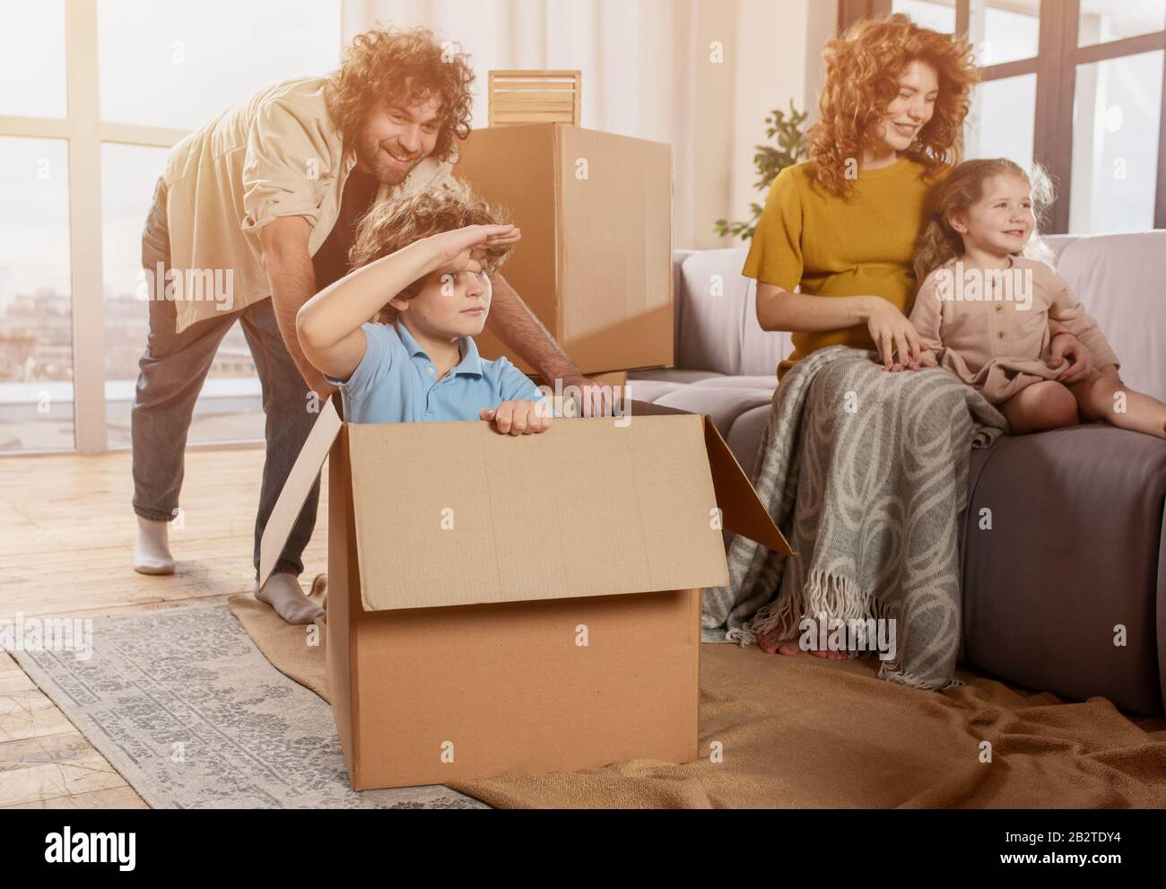 La famiglia è felice per la nuova casa. Concetto di bene immobile Foto Stock