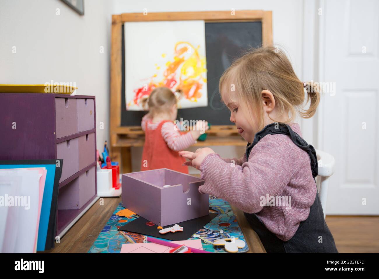 Pittura del toddler in asilo nido, Regno Unito Foto Stock