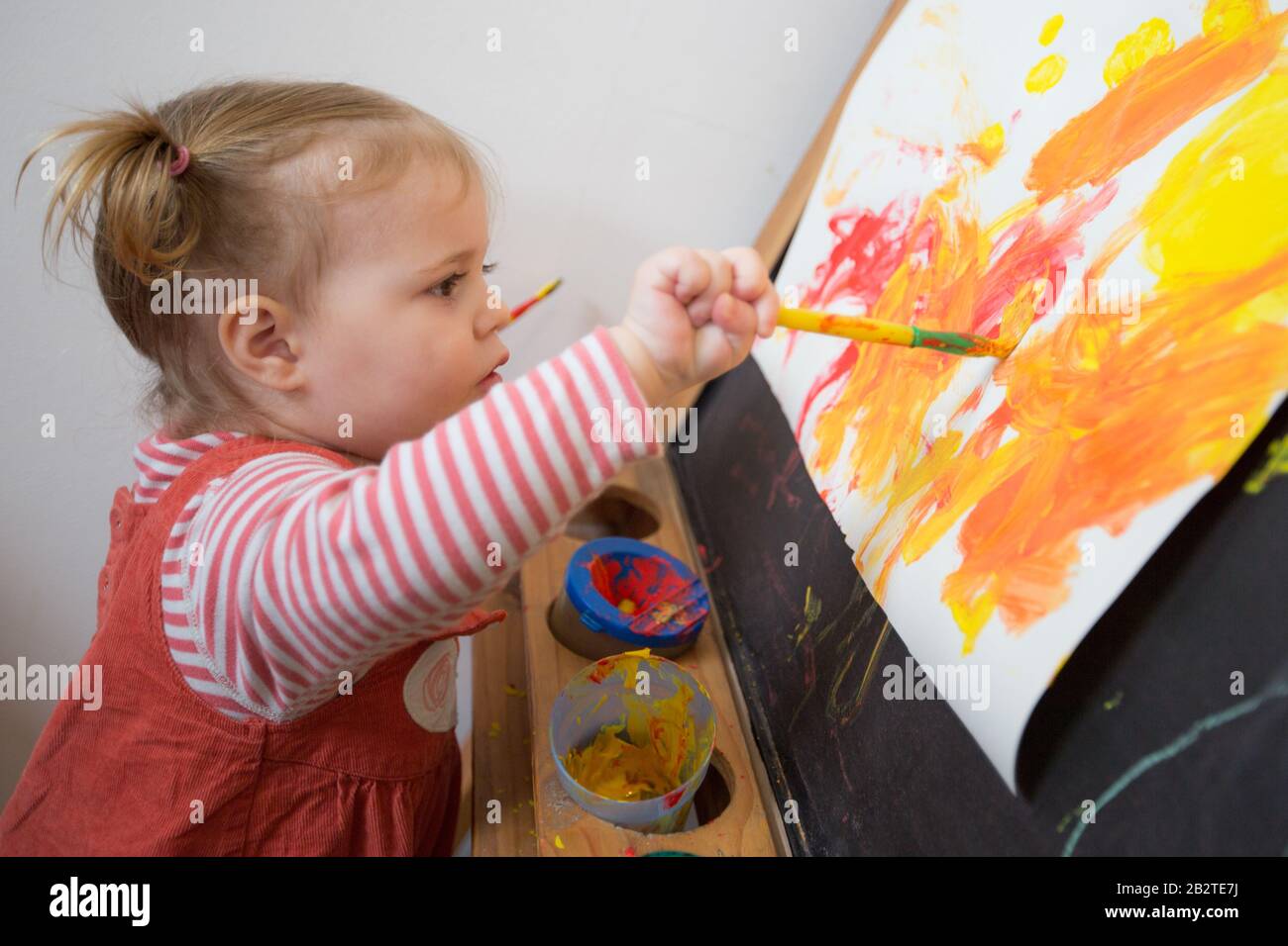 Pittura del toddler in asilo nido, Regno Unito Foto Stock