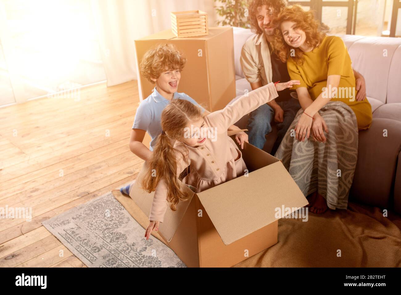 La famiglia è felice per la nuova casa. Concetto di bene immobile Foto Stock
