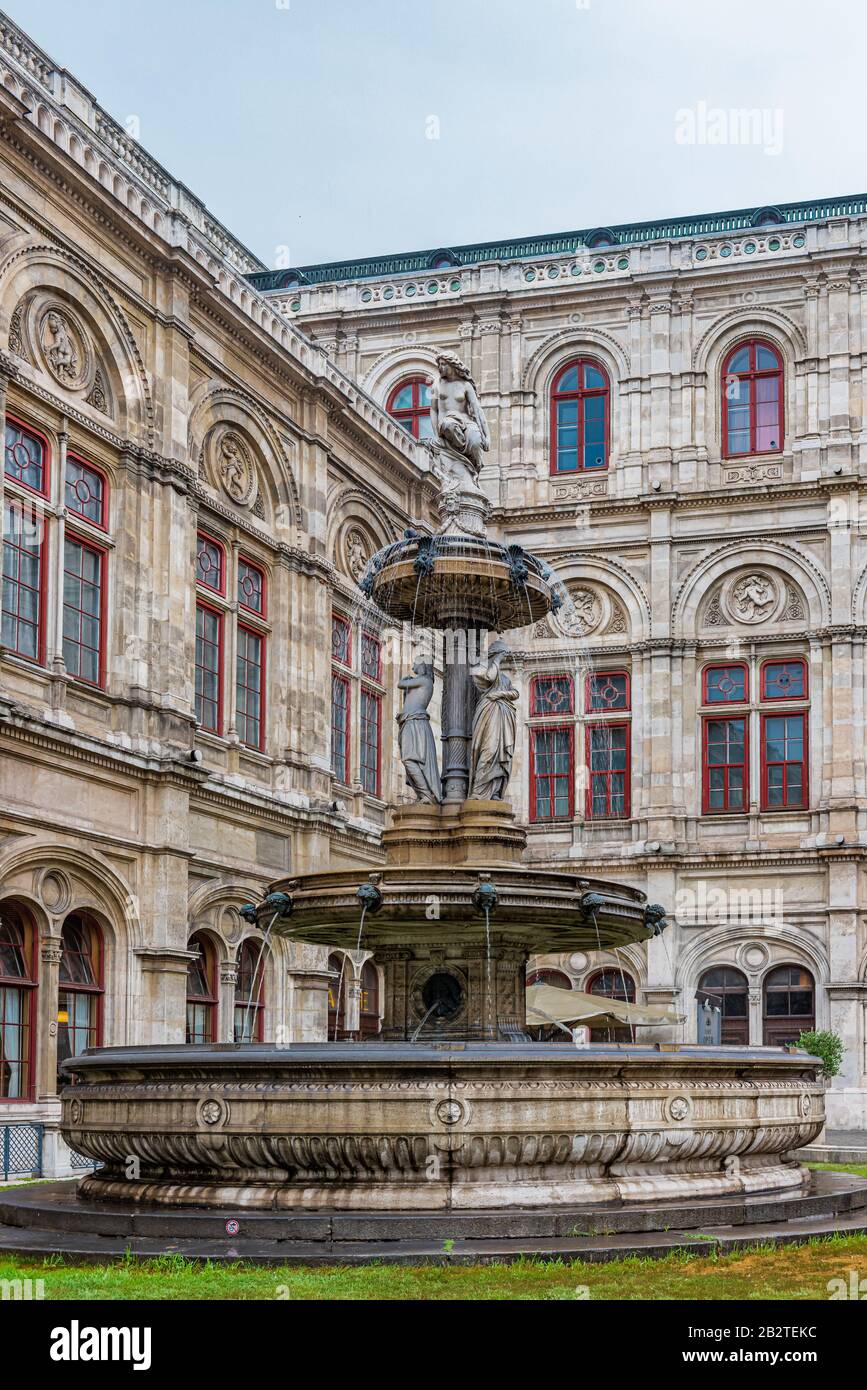 Fontana di fronte all'Operhouse di Vienna, Austria Foto Stock