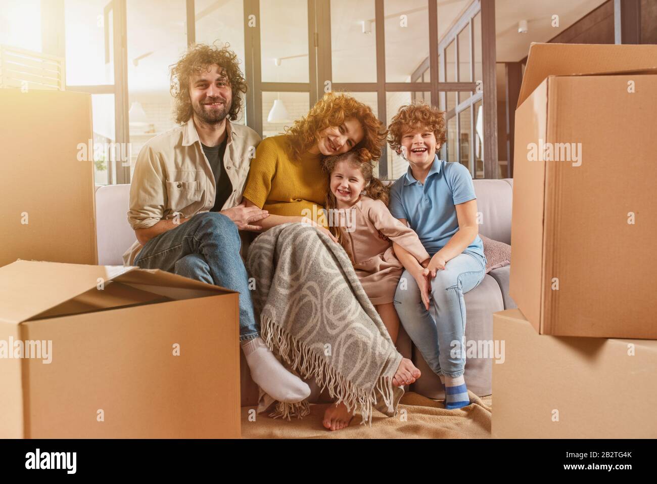 La famiglia è felice per la nuova casa. Concetto di bene immobile Foto Stock
