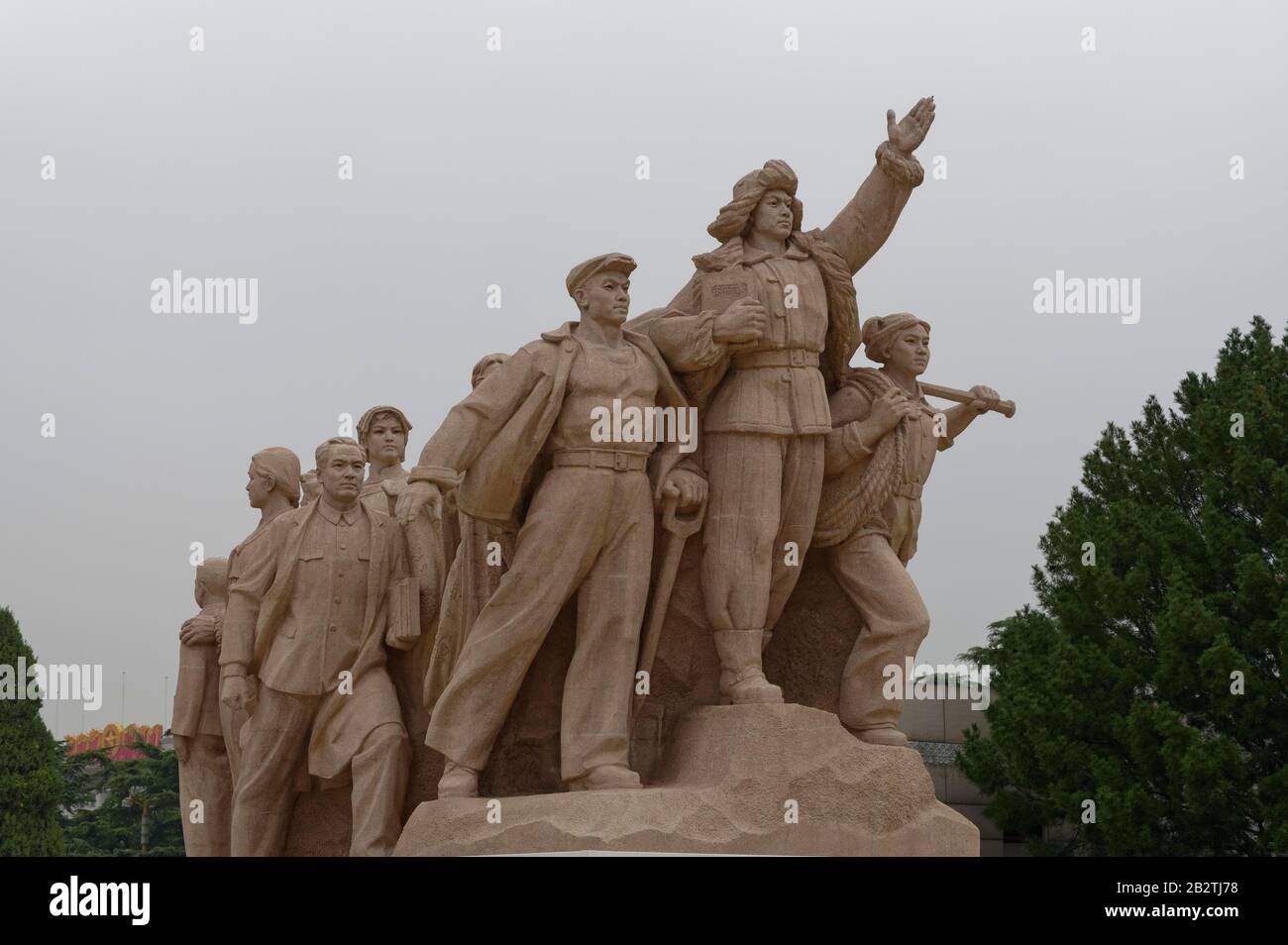 Piazza Tiananmen (Piazza della Pace celeste), gruppo di figure di fronte al Mausoleo di Mao, Pechino, Cina Foto Stock