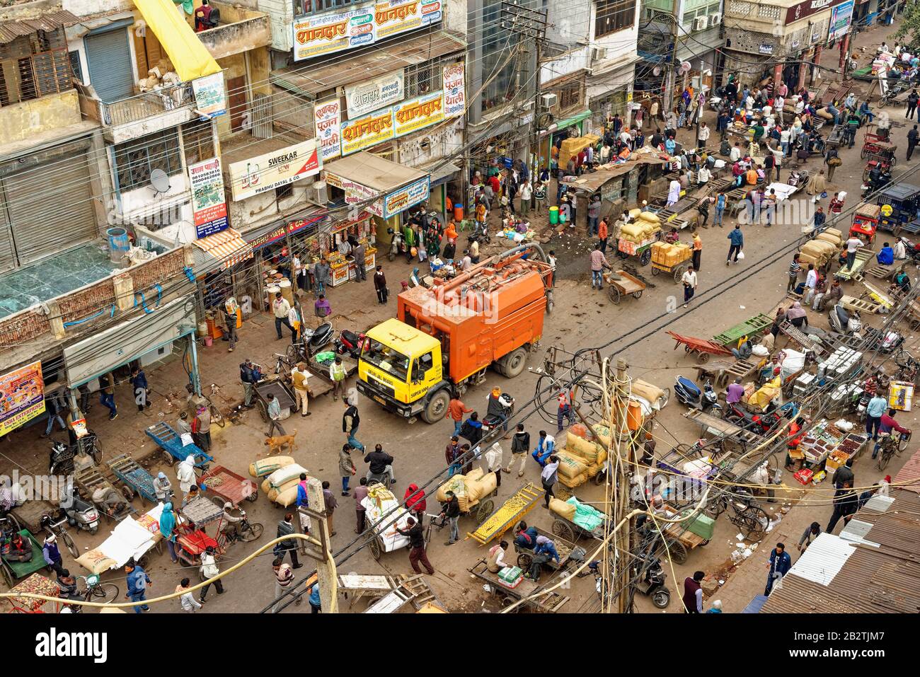 Strada affollata, il bazar di Chandni Chowk, uno dei più antichi mercati di Old Delhi, India Foto Stock