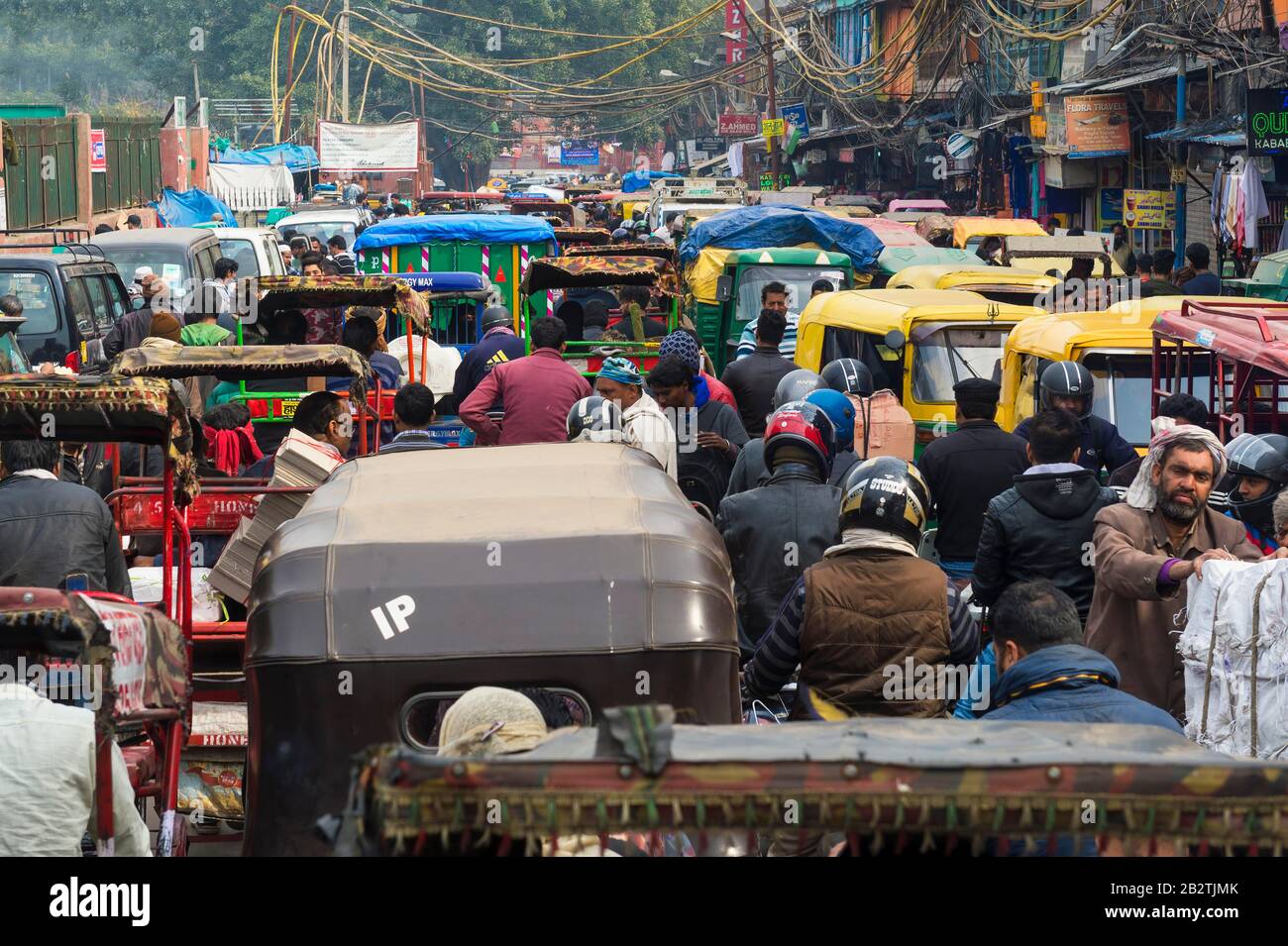 Traffico caotico nei pressi del bazar di Chandni Chowk, uno dei più antichi mercati di Old Delhi, India Foto Stock