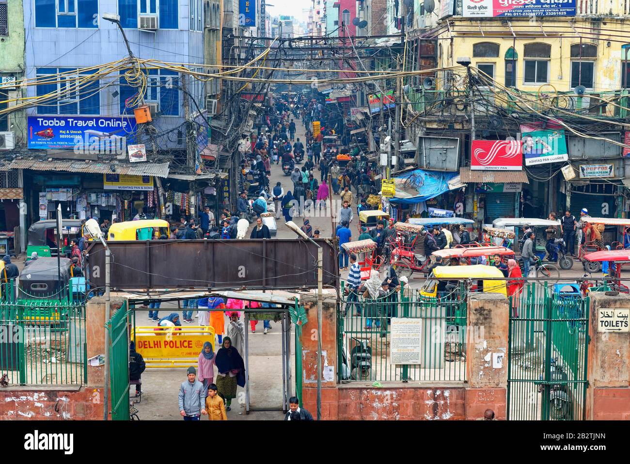 Strada caotica, il bazar di Chandni Chowk, uno dei più antichi mercati di Old Delhi, India Foto Stock