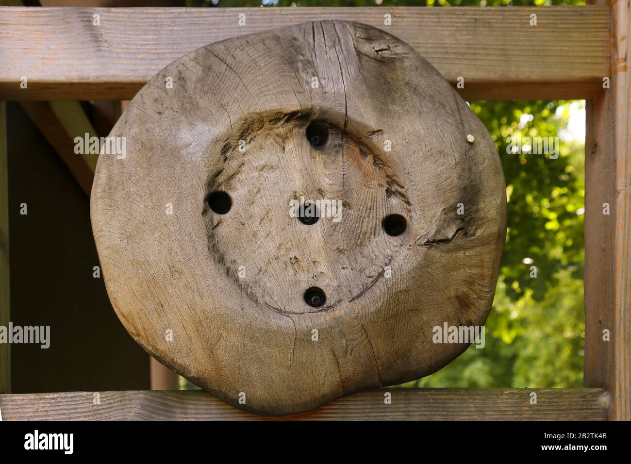 Pfullinger Sagenweg, Symbol Remmseles, stira pantaloni, mondo di leggende, arte in legno, figure in legno scolpite con una motosega, Chainsaw Carving Foto Stock