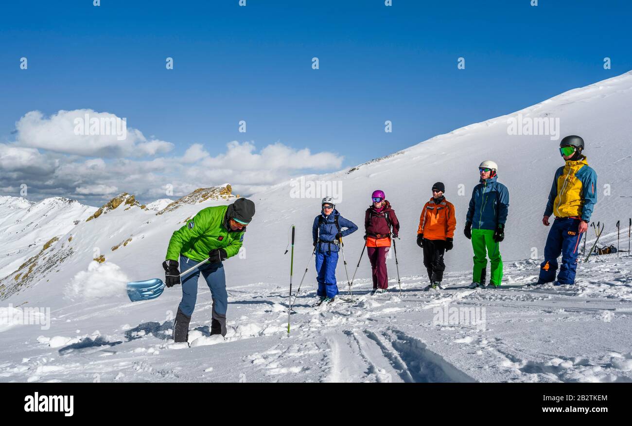 Scialpinismo nella neve, gruppo leader e gruppo durante un esercizio di valanghe, controllando il profilo della neve, Wattentaler Lizum, Alpi Tuxer, Tirolo, Austria Foto Stock
