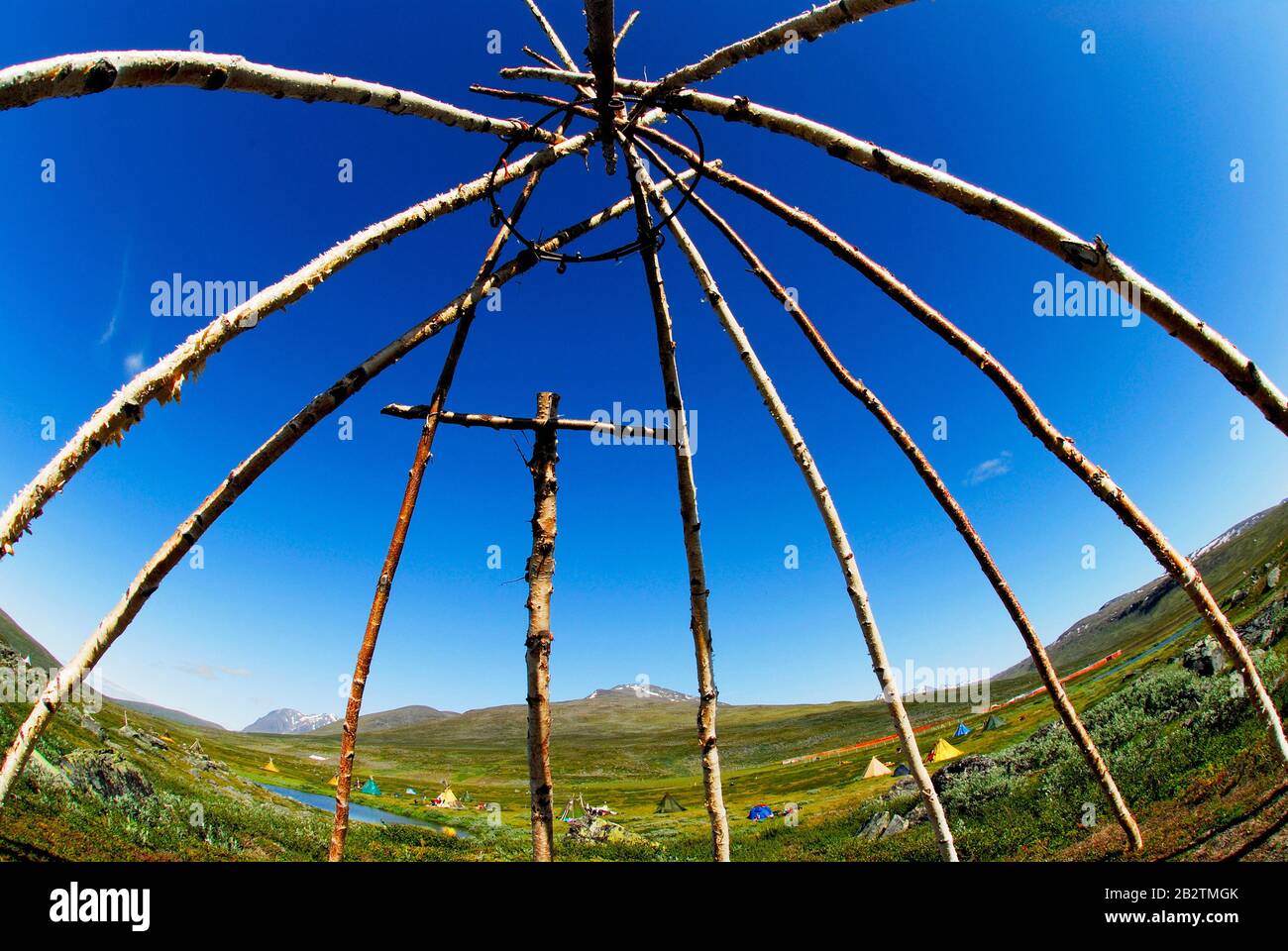 Gerüst einer samischen Zeltkote, dahinter im Akkamassiv Stora Sjöfallet N.P. Foto Stock