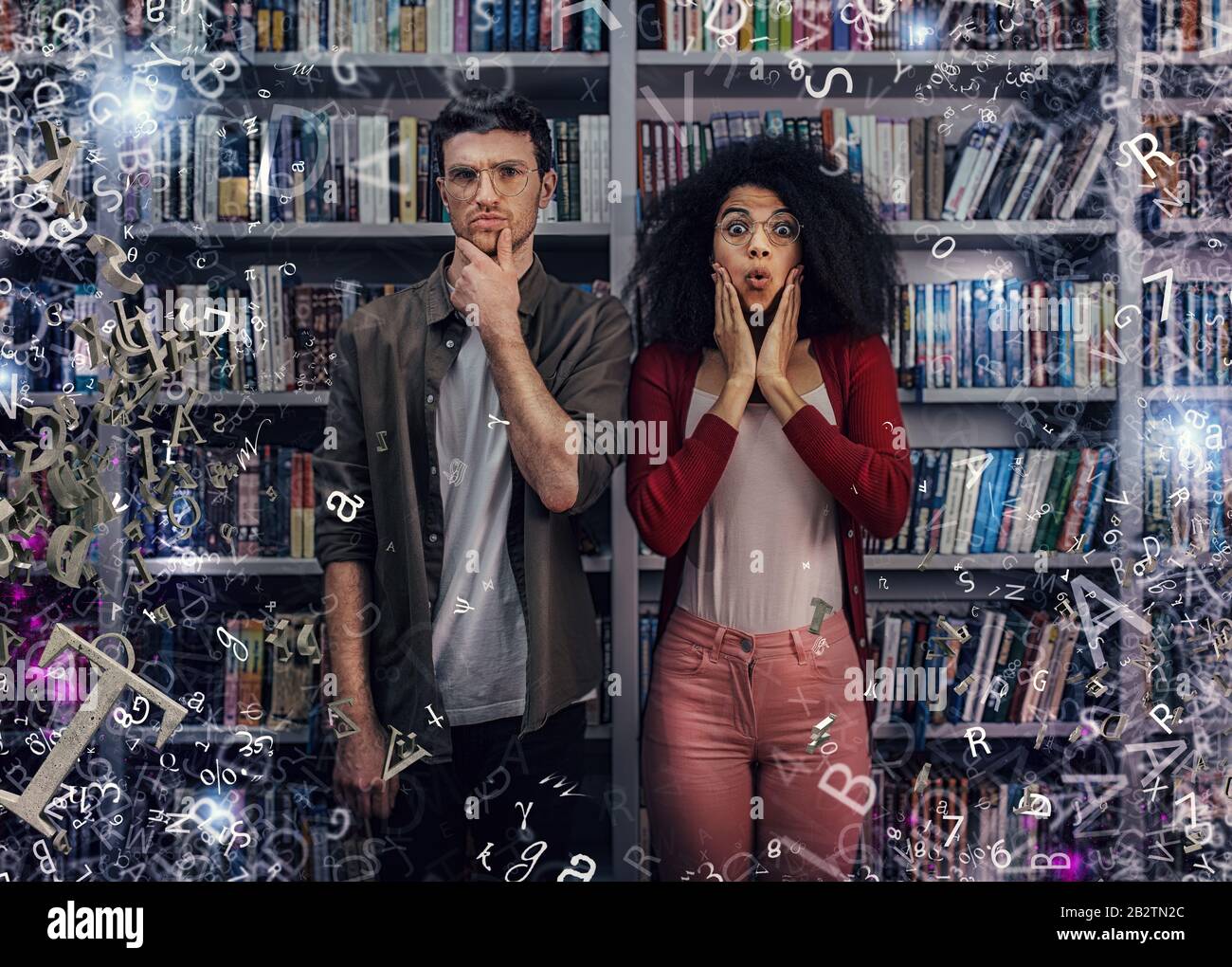 Gli studenti stressanti sono vittime di un incubus con lettere volanti. Concetto di stress per l'esame Foto Stock