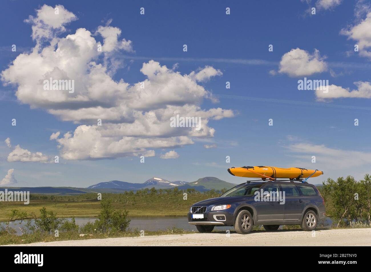 Volvo mit Kajak auf dem Dach Foto Stock