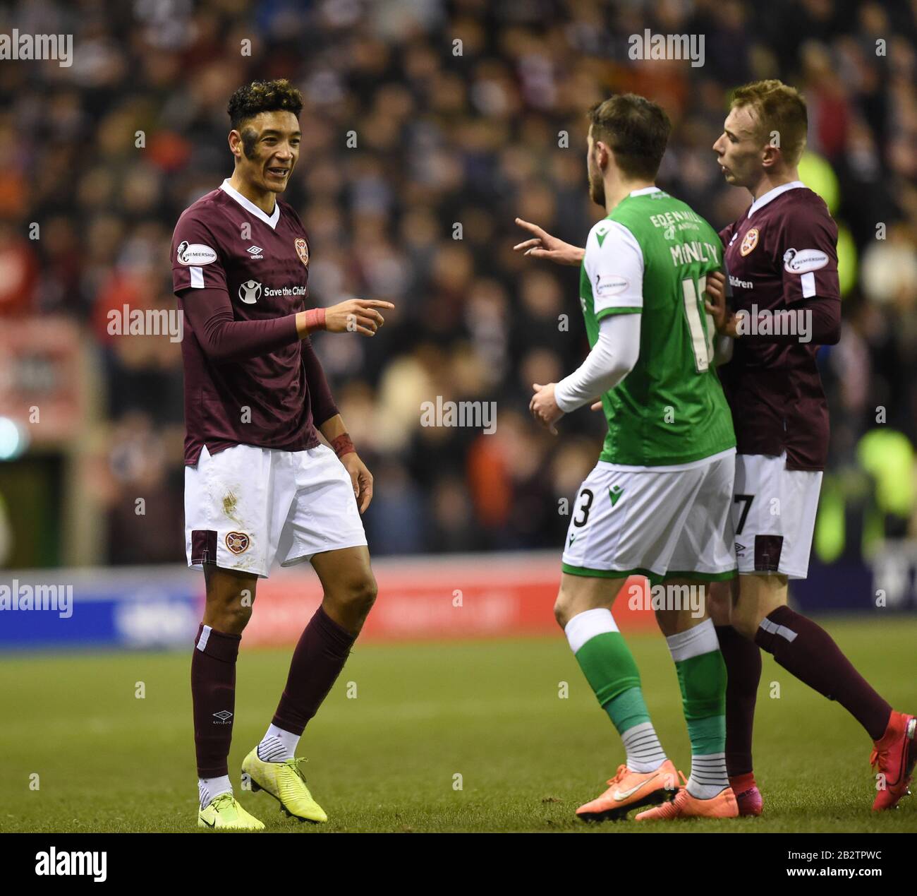 Easter Road Stadium, Edimburgo, Scozia. UK .3rd 20 marzo. Scottish Premiership match Hibernian vs Hearts Hearts Sean Clare con Hibs Marc McNulty dopo l'incidente . Credito: Eric mccowat/Alamy Live News Foto Stock