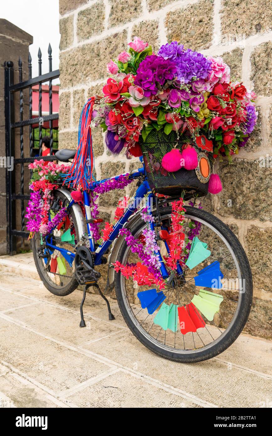 Wedding decor bicycle bike flowers immagini e fotografie stock ad alta  risoluzione - Alamy