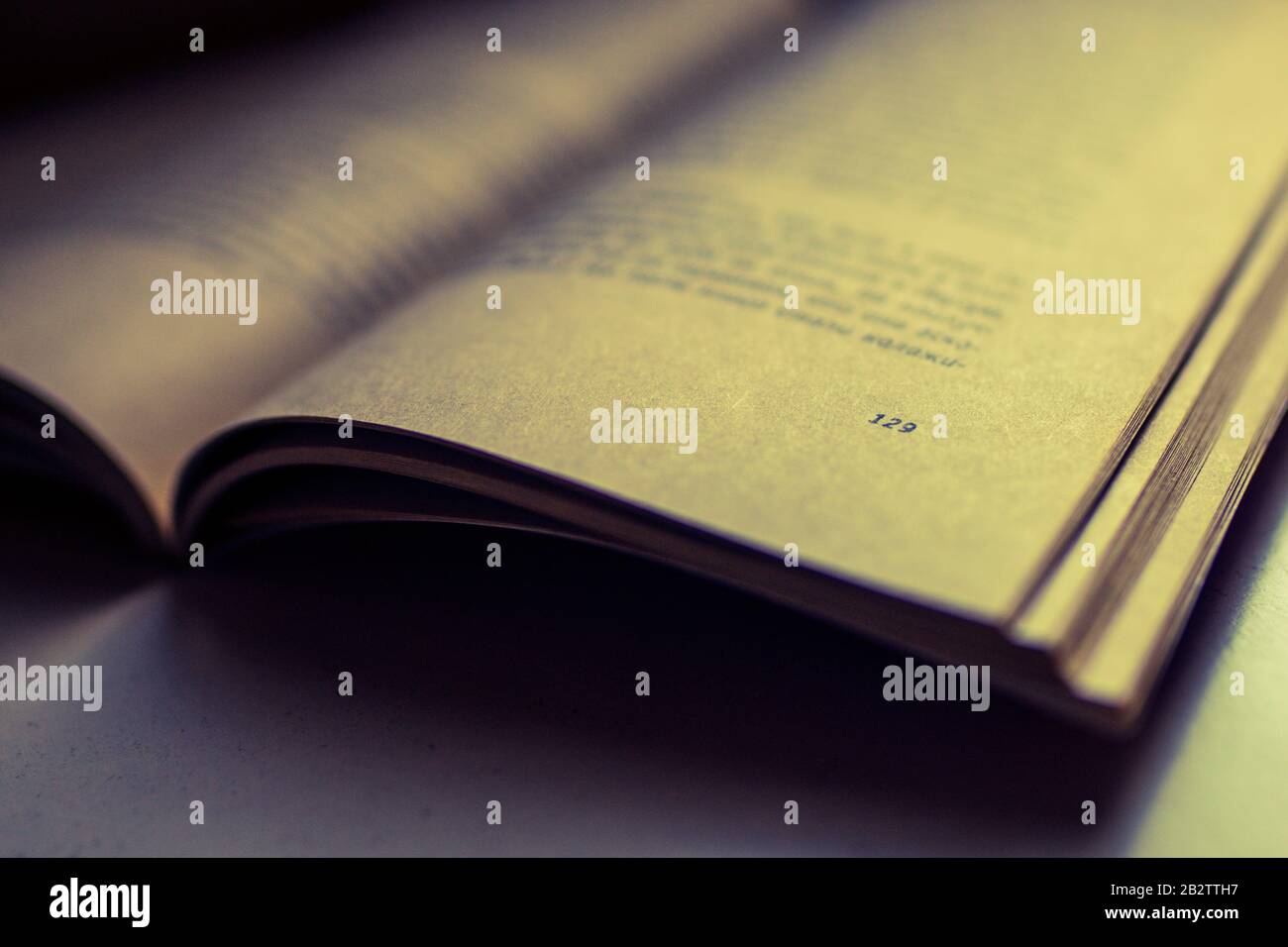 Aprire il libro sul tavolo. Primo piano, vista laterale. Foto Stock