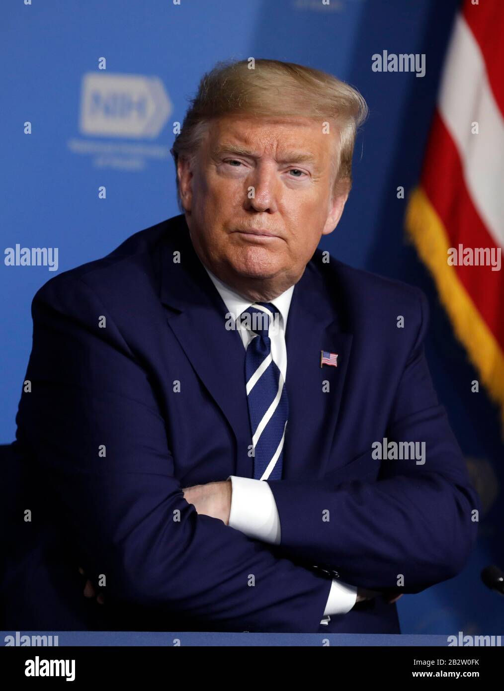 Il presidente degli Stati Uniti Donald J. Trump partecipa a un briefing sulla tavola rotonda di Coronavirus presso il National Institutes of Health's Vaccine Research Center di Bethesda, Maryland, il 3 marzo 2020. Credito: Yuri Gripas/Pool via CNP | utilizzo in tutto il mondo Foto Stock