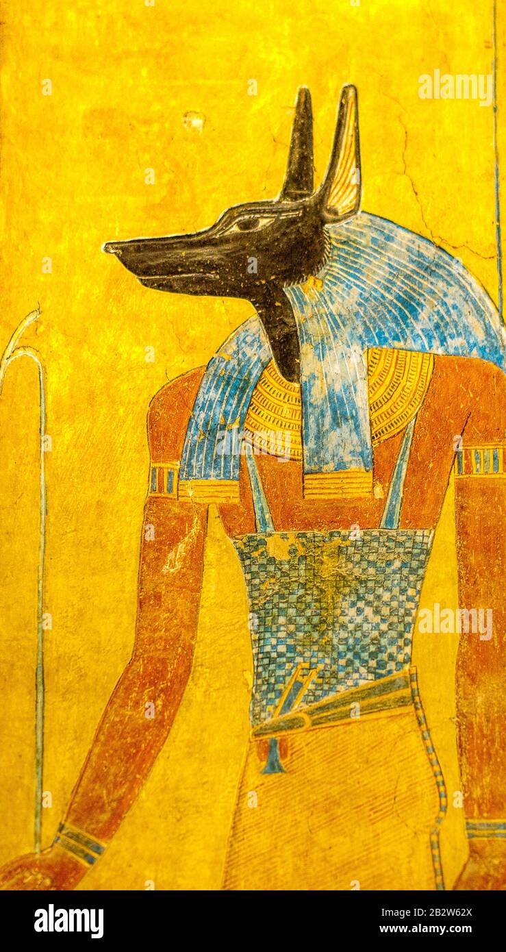 Affresco in colori brillanti del dio egiziano Anubis, protettore di tombe e un embalmer. KV 14 tomba di Tausert e Settnakht, Egitto, 21 ottobre 2018 Foto Stock
