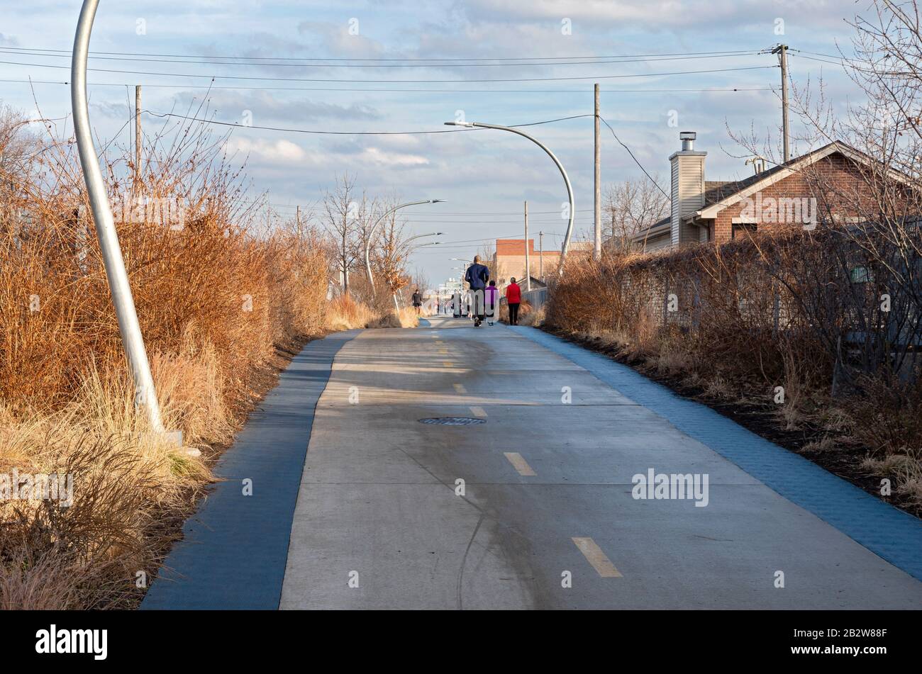 Chicago, il/USA - Lungo il sentiero Bloomingdale, un passaggio sopraelevato una volta una vecchia linea ferroviaria ora un verde accogliente ciclisti e escursionisti. Foto Stock