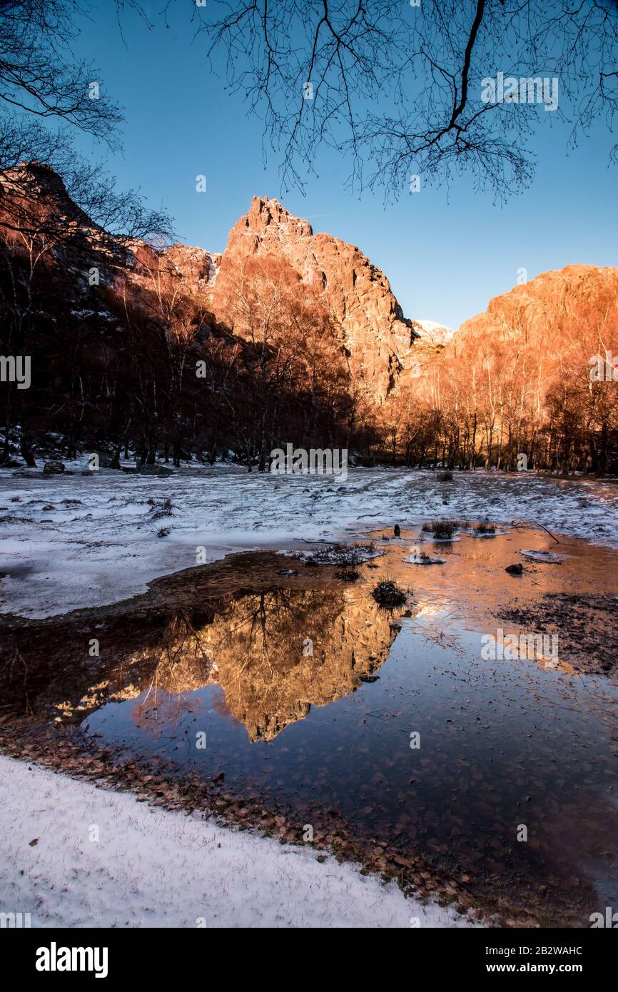 Colore oro della prima luce della giornata in cima al Cantaro Magro, una formazione rocciosa a Covão da Ametade, Serra da Estrela (Portogallo). Foto Stock