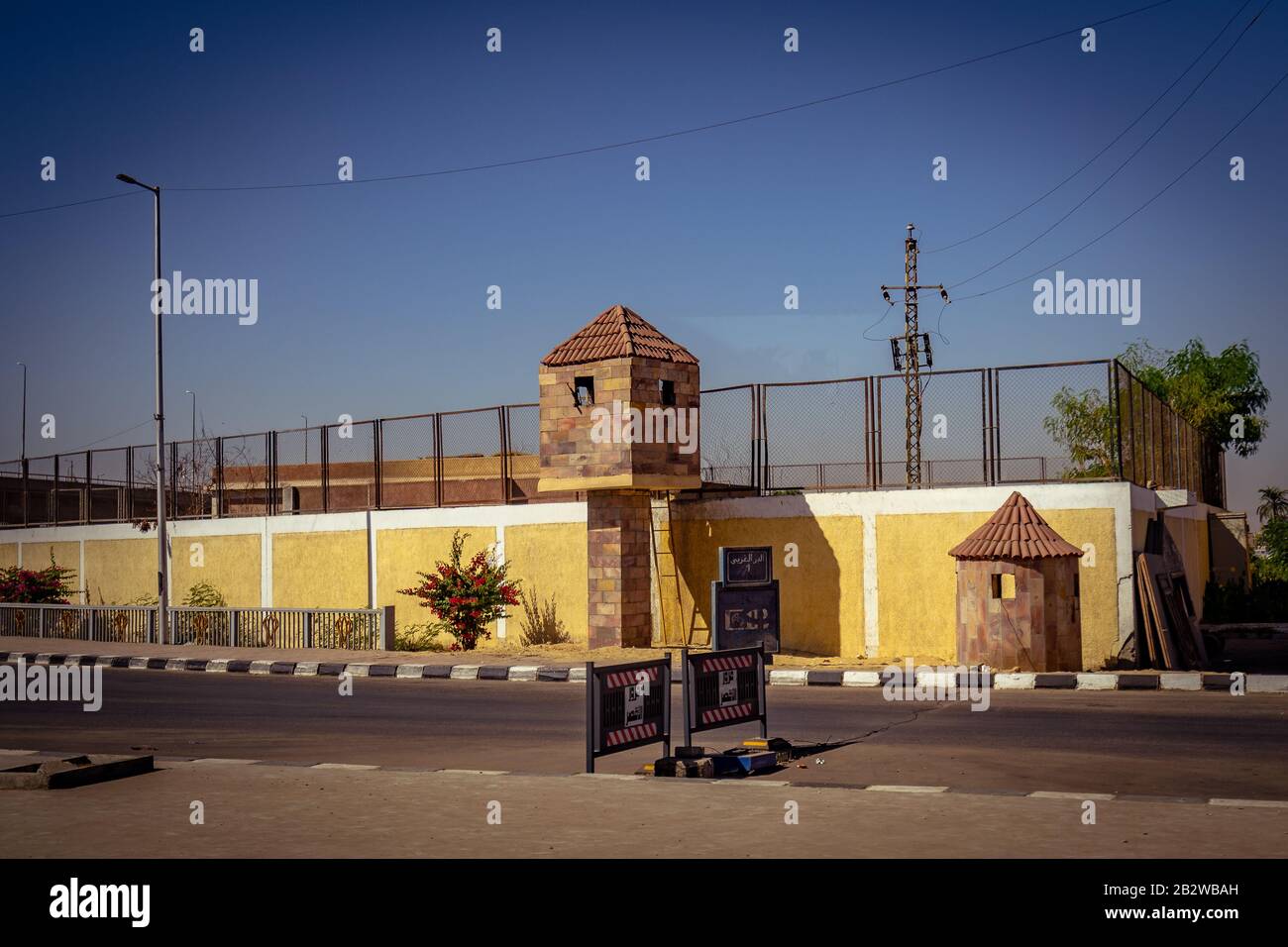 Luxor, Egitto - cabina militare di sicurezza sulla strada Foto Stock