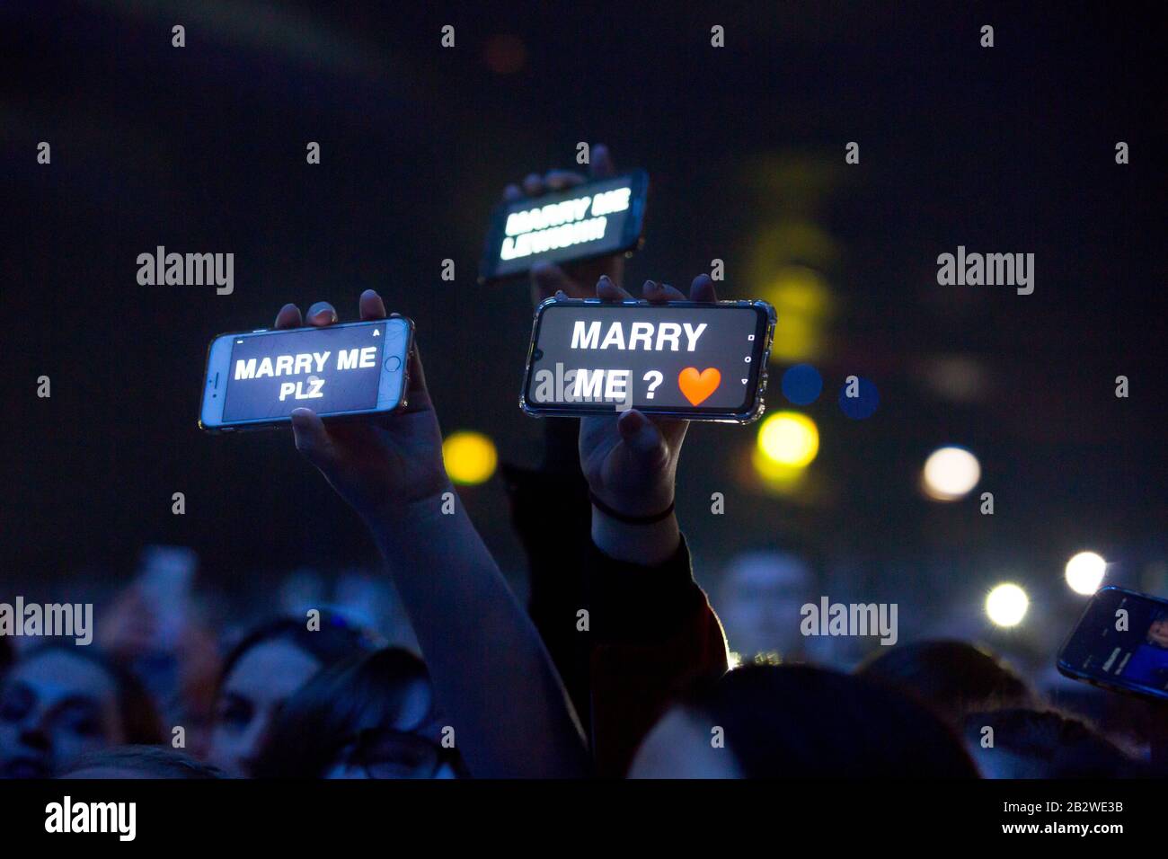 Manchester, Regno Unito. 3rd marzo 2020. Il cantautore scozzese Lewis Capaldi si esibisce dal vivo ad una folla sold out al Manchester O2 Apollo sul suo titolo Divinamente Inispirato ad un Hellish Extent Tour come membri del pubblico tenere telefoni cellulari aloft chiedendo a Lewis di sposarli. Foto Stock