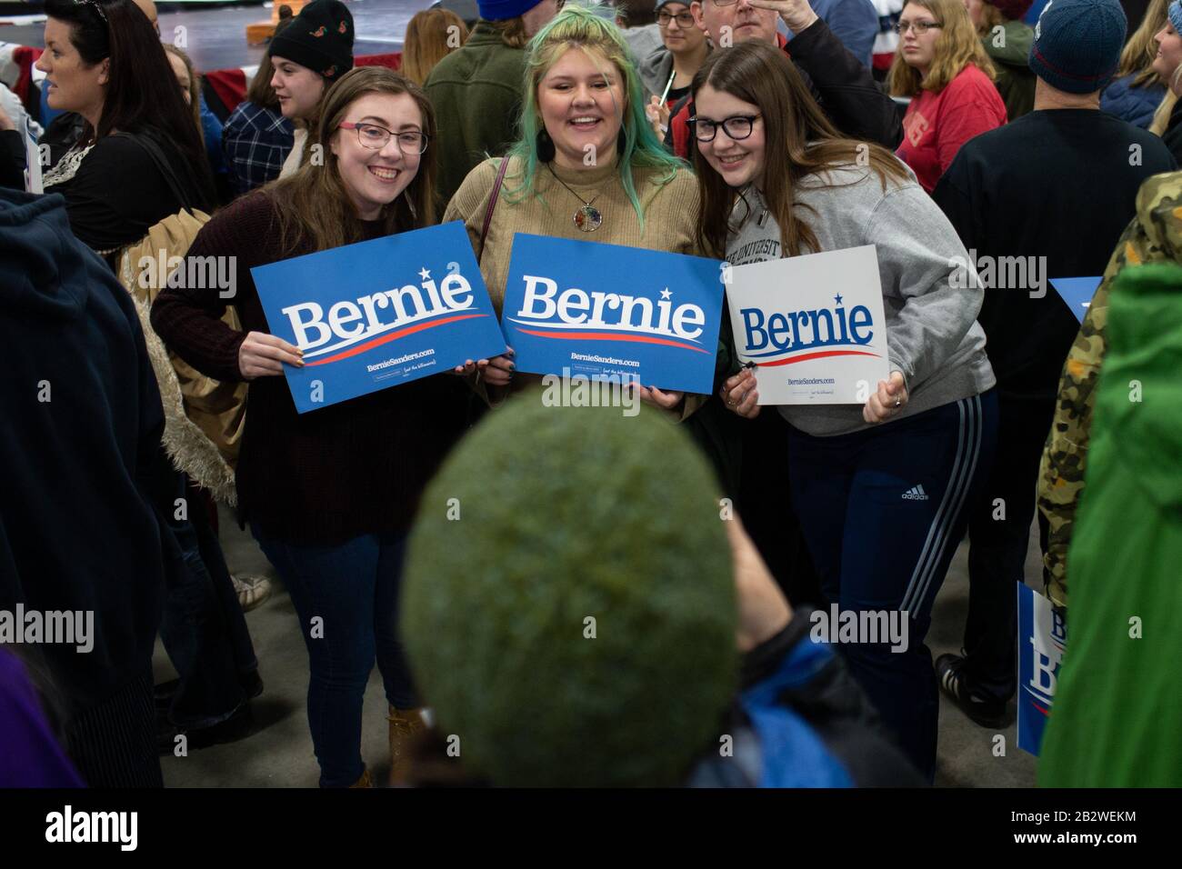 Essex Junction, Stati Uniti. 03rd Mar, 2020. Un gruppo di tifosi del candidato democratico presidenziale Sen. Bernie Sanders posa per una foto con i segni al rally Super Martedì per Sanders al Champlain Valley Expo a Essex Junction, Vermont Martedì, 3 marzo 2020. Foto di Matthew Healey/UPI Credit: UPI/Alamy Live News Foto Stock