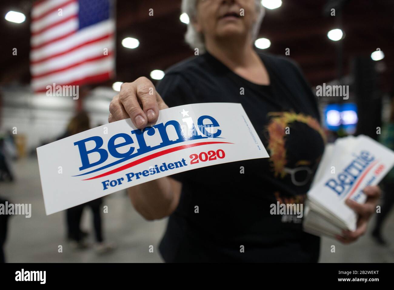 Essex Junction, Stati Uniti. 03rd Mar, 2020. Bernie Sanders, un volontario per il candidato democratico alla presidenza, consegna adesivi paraurti ai sostenitori del Super Tuesday rally di Sanders al Champlain Valley Expo di Essex Junction, Vermont, martedì 3 marzo 2020. Foto di Matthew Healey/UPI Credit: UPI/Alamy Live News Foto Stock