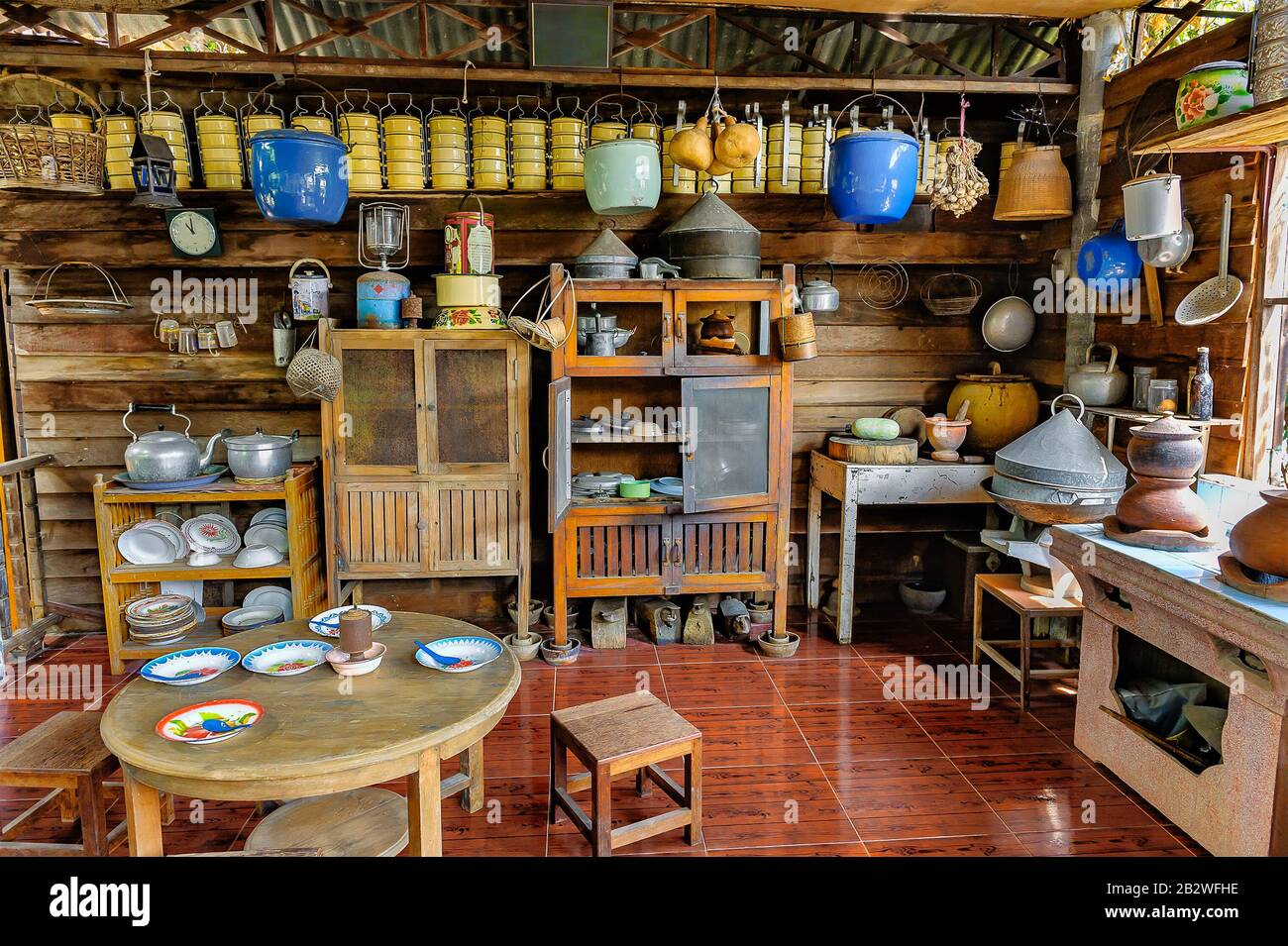 Cucina tailandese interno in campagna che mostra vari tipi di utensili e attrezzature, e come sono disposti e conservati. Foto Stock