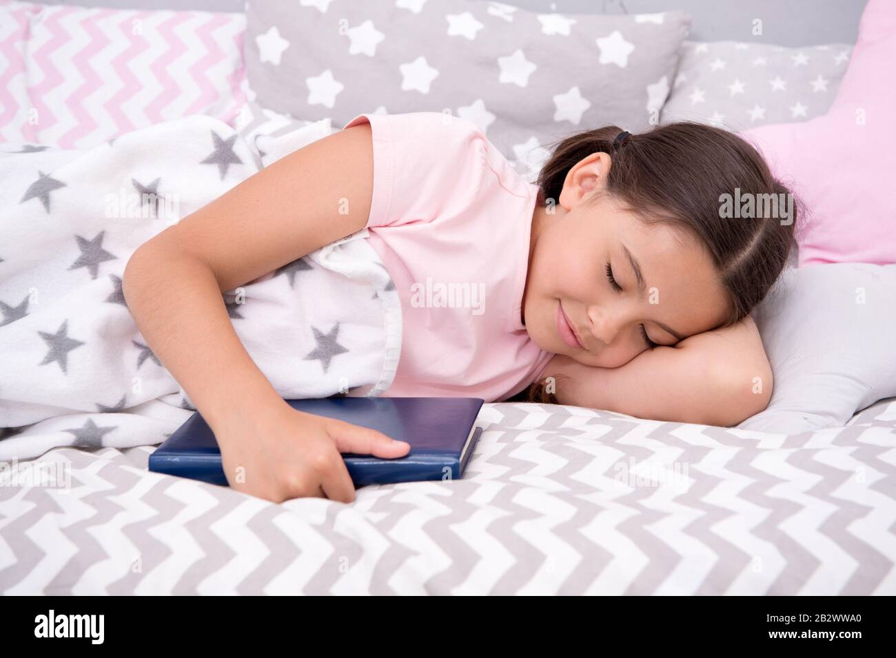 Più leggi, meglio dormi. Un bambino dorme a letto. Tempo di sonnolenza. Ora Di Coricarsi. Sonno di infanzia. Abitudini sane del sonno. Salute e cura dei bambini. Buona notte. Dormire bellezza. Foto Stock