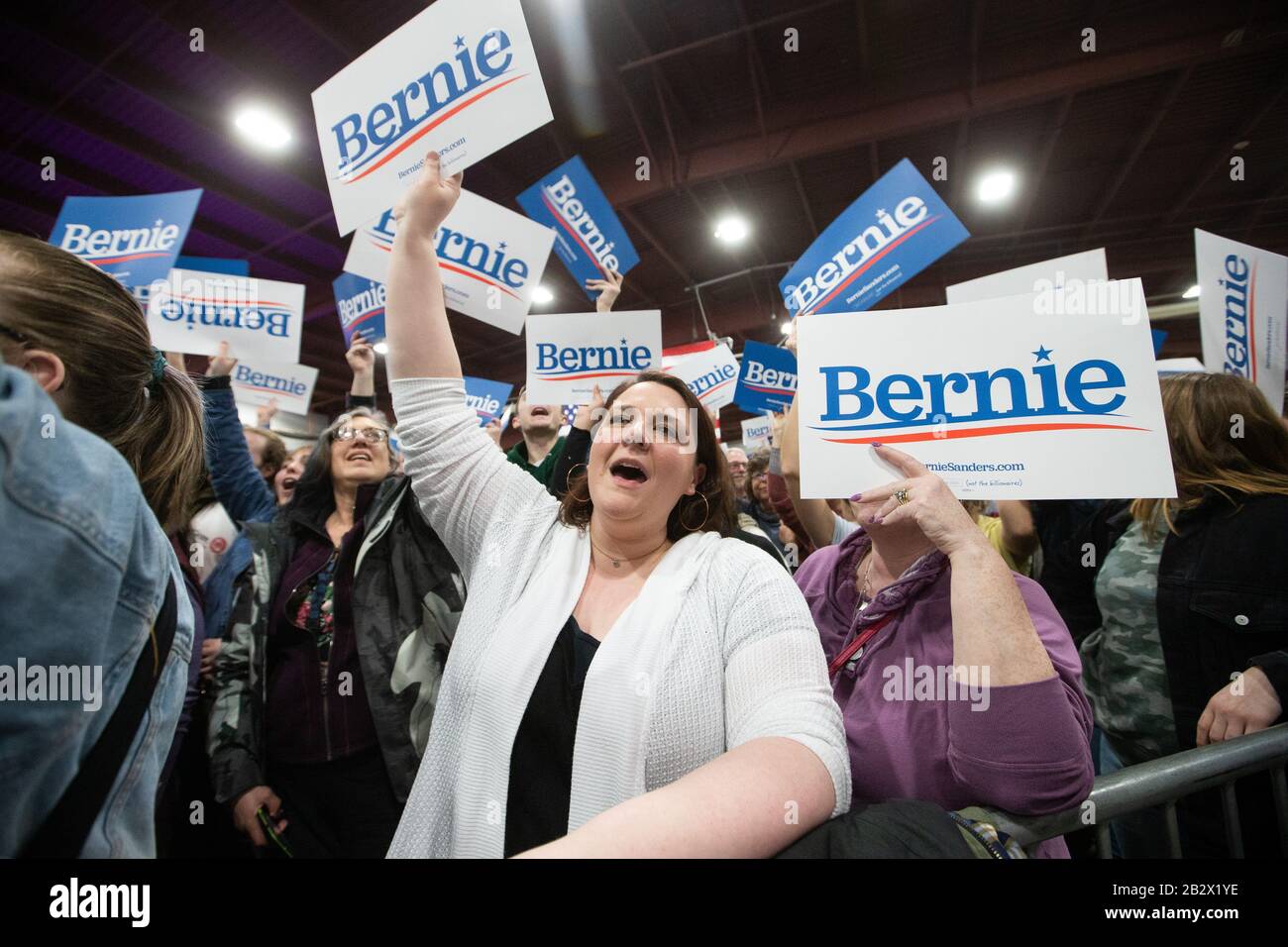 Essex Junction, Stati Uniti. 03rd Mar, 2020. I sostenitori del candidato democratico alla presidenza, Sen. Bernie Sanders, reagiscono mentre i primi sondaggi di uscita vengono trasmessi al Super Tuesday di Sanders al Champlain Valley Expo di Essex Junction, Vermont, martedì 3 marzo 2020. Foto di Matthew Healey/UPI Credit: UPI/Alamy Live News Foto Stock