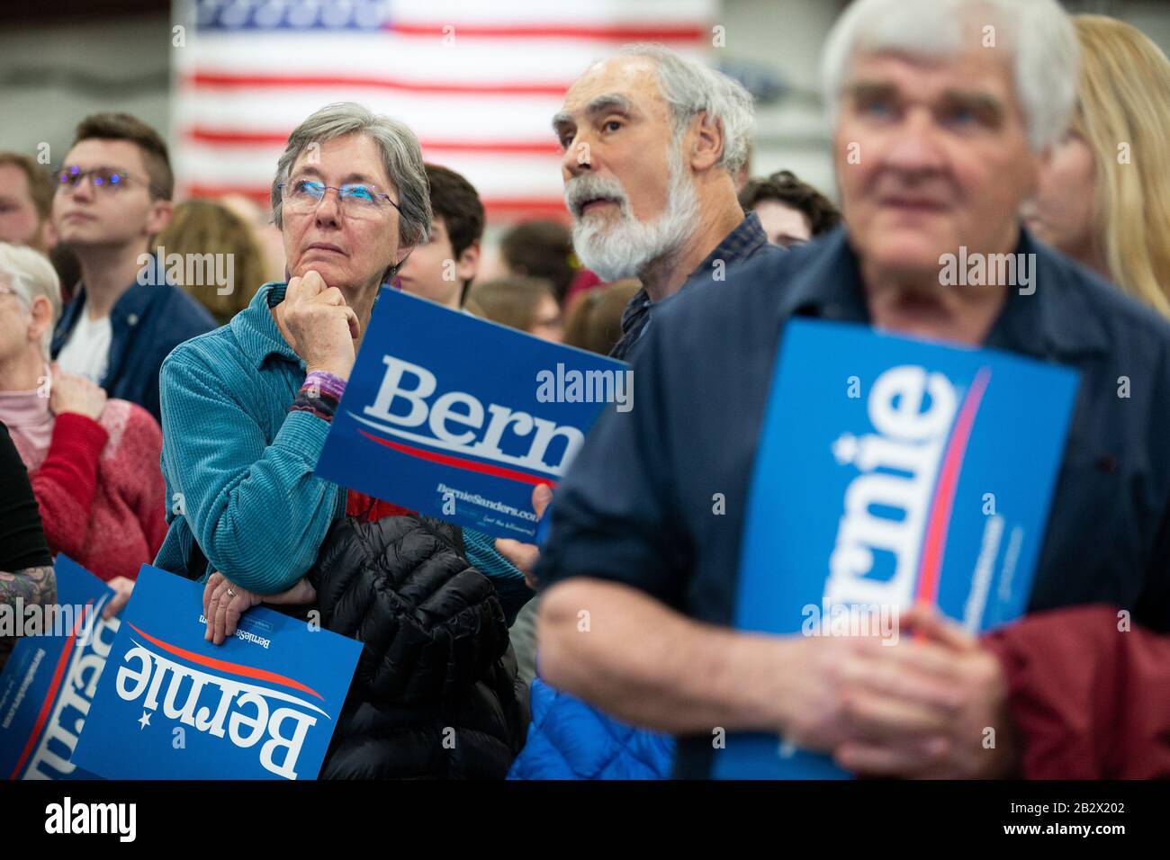 Essex Junction, Stati Uniti. 03rd Mar, 2020. I sostenitori del candidato democratico alla presidenza, Sen. Bernie Sanders, reagiscono mentre i primi sondaggi di uscita vengono trasmessi al Super Tuesday di Sanders al Champlain Valley Expo di Essex Junction, Vermont, martedì 3 marzo 2020. Foto di Matthew Healey/UPI Credit: UPI/Alamy Live News Foto Stock
