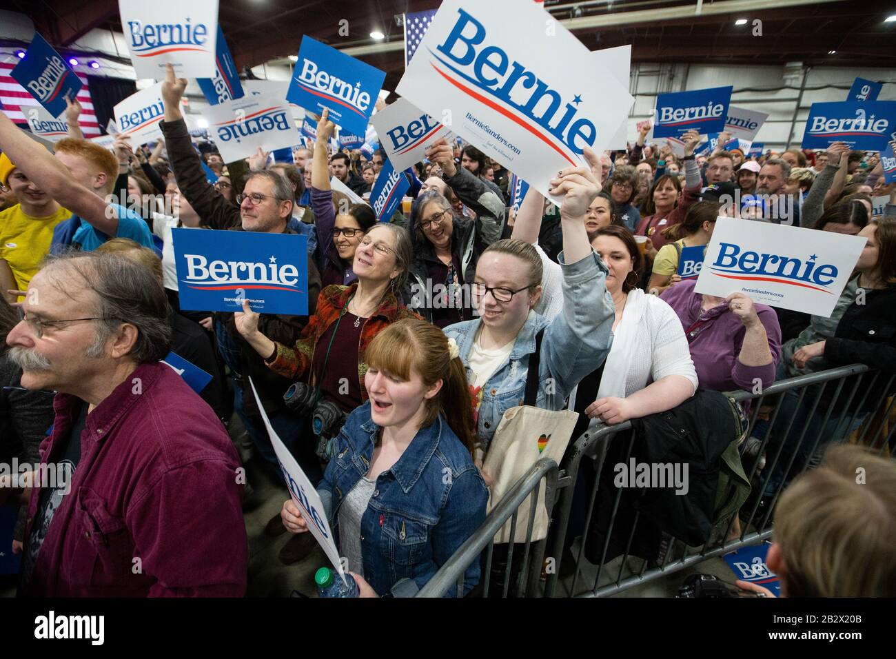 Essex Junction, Stati Uniti. 03rd Mar, 2020. I sostenitori del candidato democratico alla presidenza, Sen. Bernie Sanders, reagiscono mentre i primi sondaggi di uscita vengono trasmessi al Super Tuesday di Sanders al Champlain Valley Expo di Essex Junction, Vermont, martedì 3 marzo 2020. Foto di Matthew Healey/UPI Credit: UPI/Alamy Live News Foto Stock