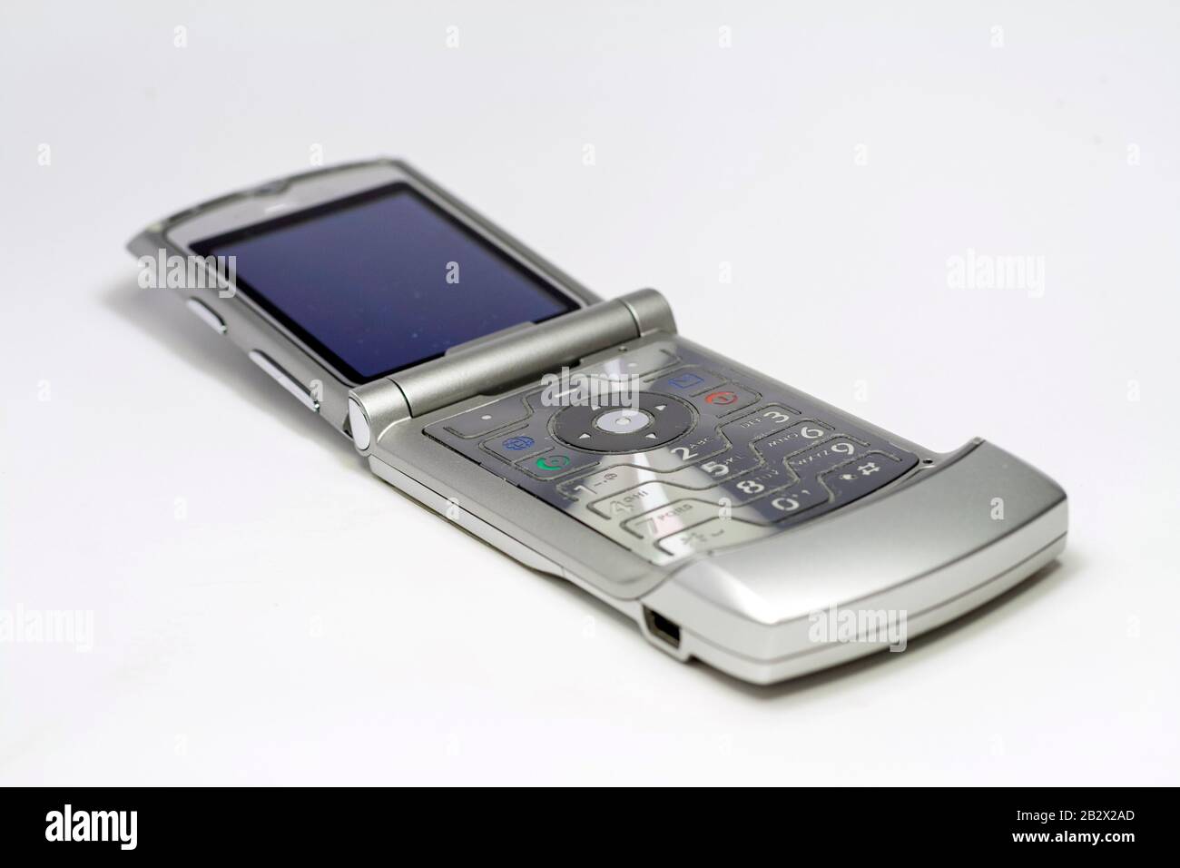 Vecchio telefono cellulare su sfondo bianco. Foto Stock