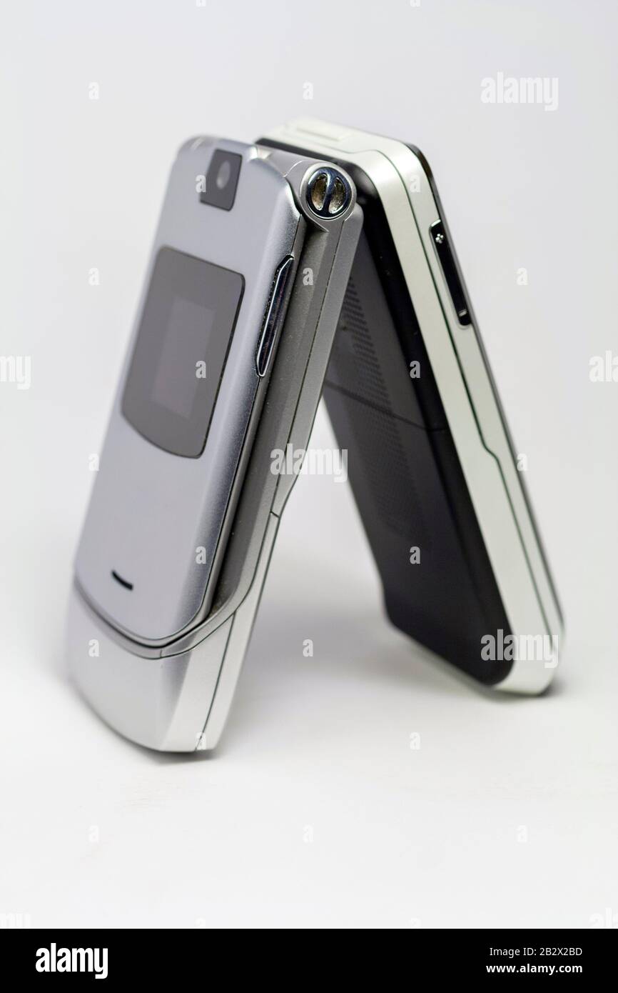 Vecchio telefono cellulare su sfondo bianco. Foto Stock