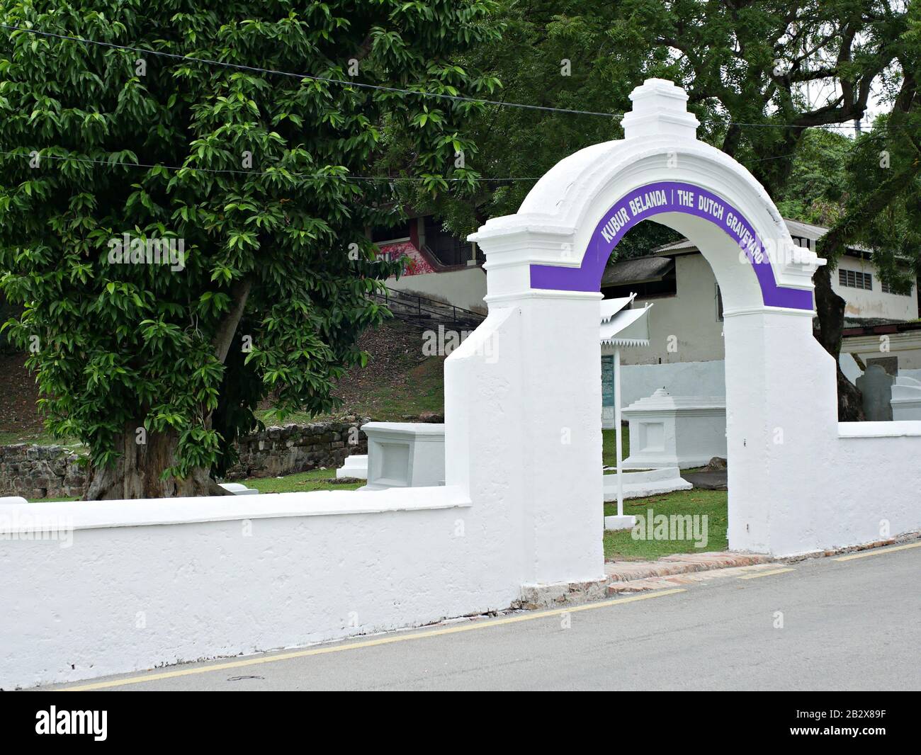 La porta e la recinzione bianca dello storico cimitero olandese nella città di Malacca. Foto Stock