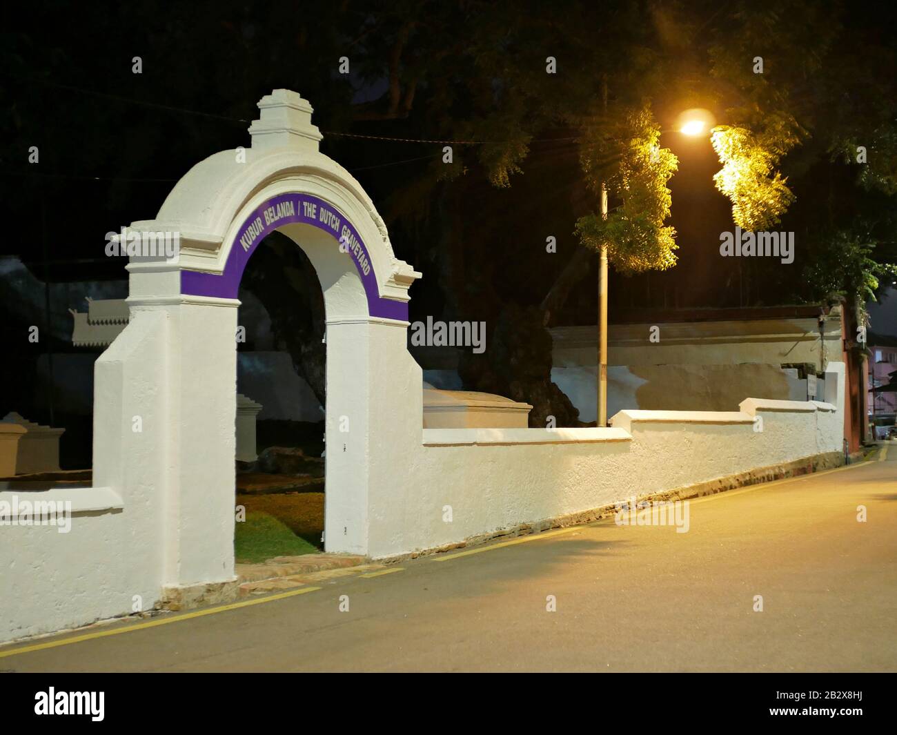 La porta dello storico cimitero olandese a Malacca City di notte. Foto Stock