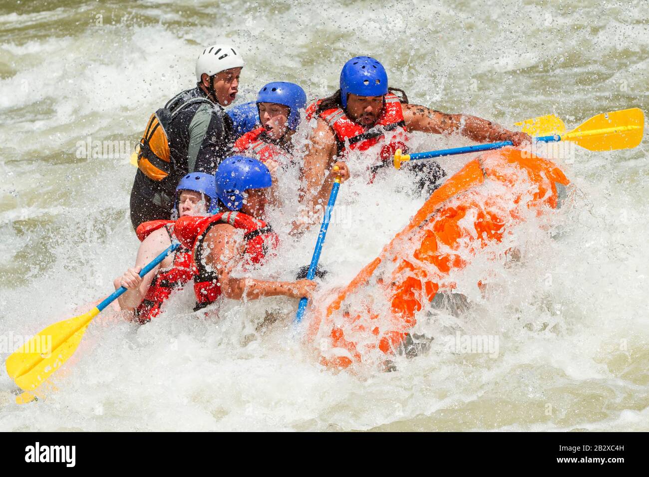 White Water Rafting Team In Bright Sunshine Pastaza Creek Ecuador Sangay National Park Foto Stock