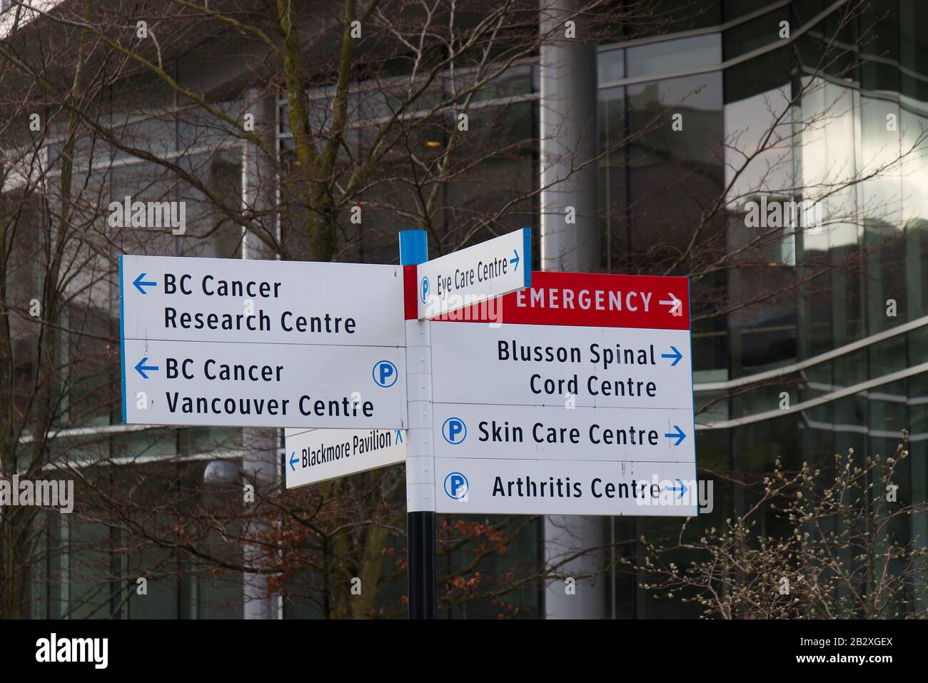 Vancouver, Canada - 17 febbraio 2020: Vista ravvicinata della direzione del Vancouver General Hospital con frecce direzionali Foto Stock