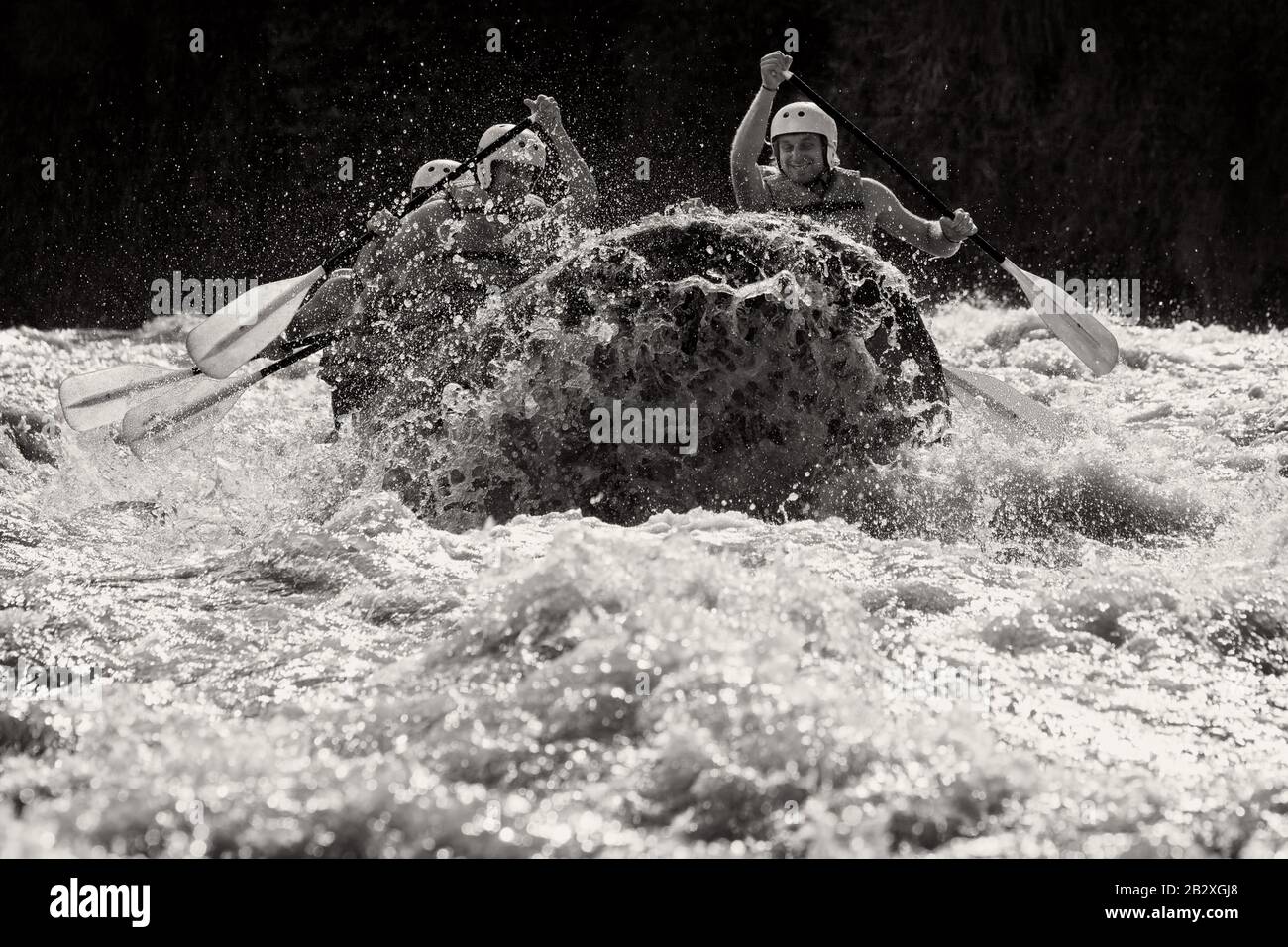 Whitewater Rafting Momento Chiave Quando Un'Onda Schizza Il Raft Foto Stock