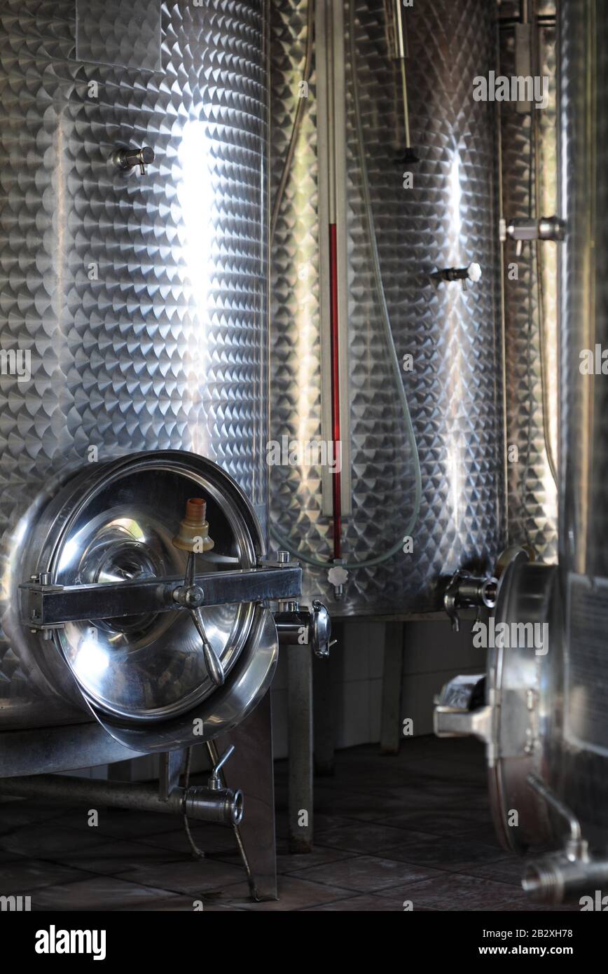 Contenitori in alluminio con rubinetto, per conservare vino, olio o altri liquidi Foto Stock