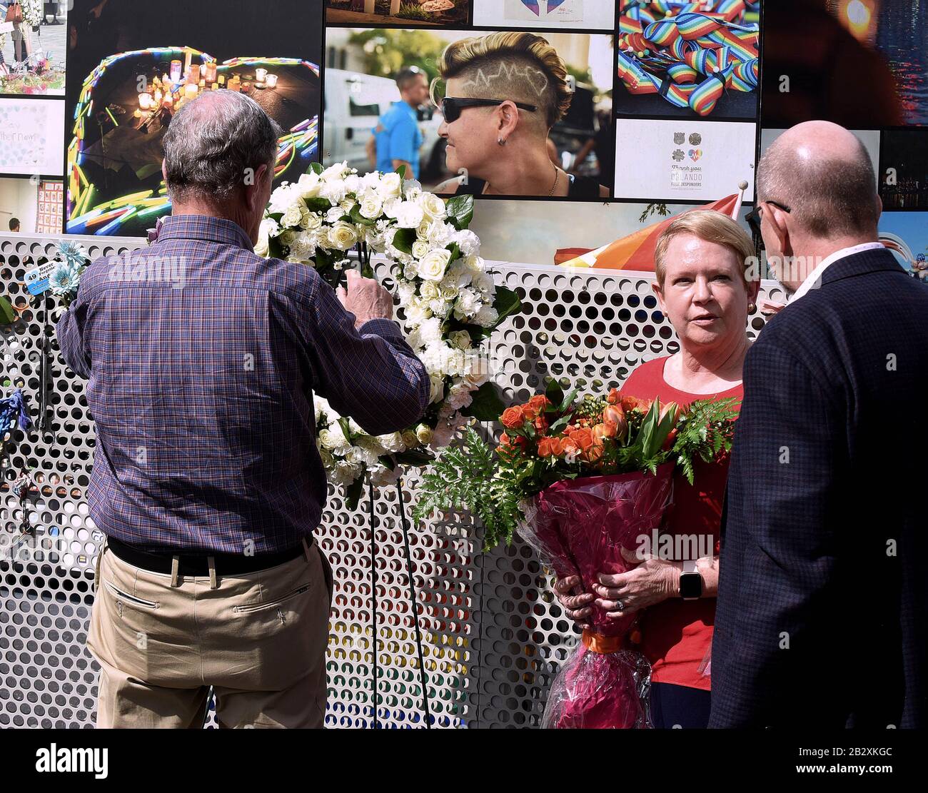 Orlando, Florida, Stati Uniti. 03rd Mar, 2020. 3 marzo 2020 - Orlando, Florida, Stati Uniti - il candidato democratico presidenziale ex sindaco di New York Mike Bloomberg ha prestato un giuramento al memoriale di Pulse con Fred e Maria Wright, i genitori della vittima di tiro di Pulse Jerry Wright, a seguito di una sosta di campagna a Orlando, Florida il Super Martedì, 3 marzo 2020. (Paul Hennessy/Alamy) Credit: Paul Hennessy/Alamy Live News Foto Stock