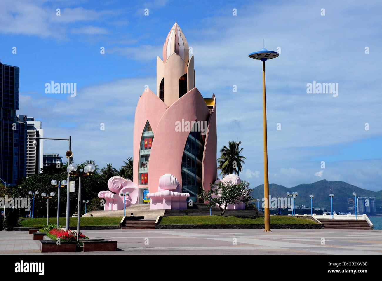 Nha TRANG, VIETNAM – 29 FEBBRAIO 2020 : Tram Huong Tower, che si trova nel centro della città, è considerato il simbolo della città di Nha Trang Foto Stock