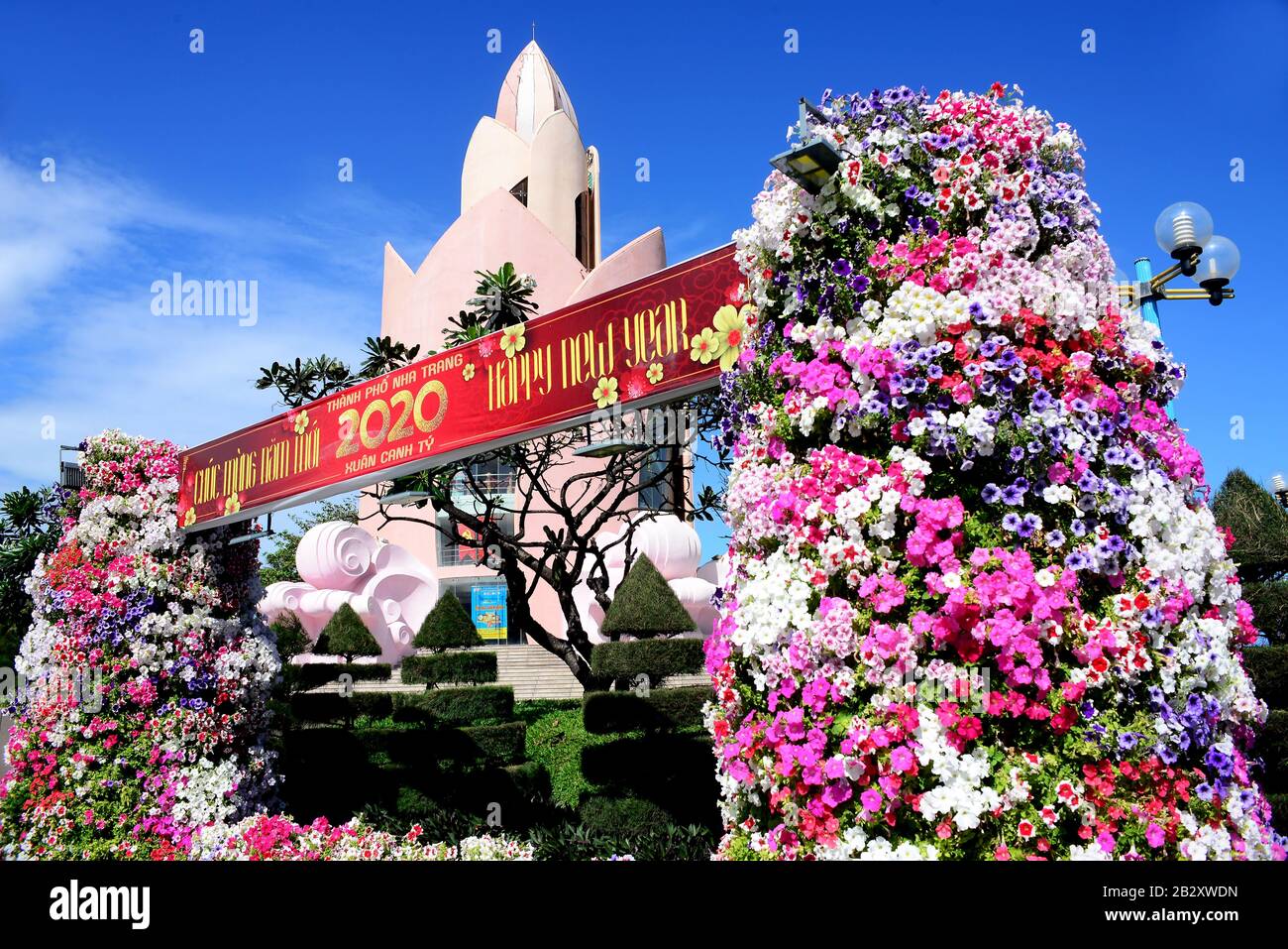 Nha TRANG, VIETNAM – 29 FEBBRAIO 2020 : Tram Huong Tower, che si trova nel centro della città, è considerato il simbolo della città di Nha Trang Foto Stock