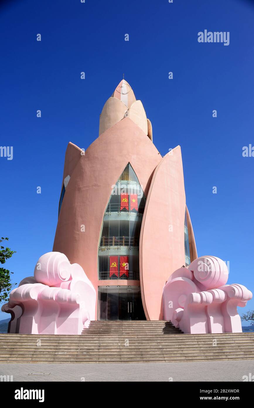 Nha TRANG, VIETNAM – 29 FEBBRAIO 2020 : Tram Huong Tower, che si trova nel centro della città, è considerato il simbolo della città di Nha Trang Foto Stock