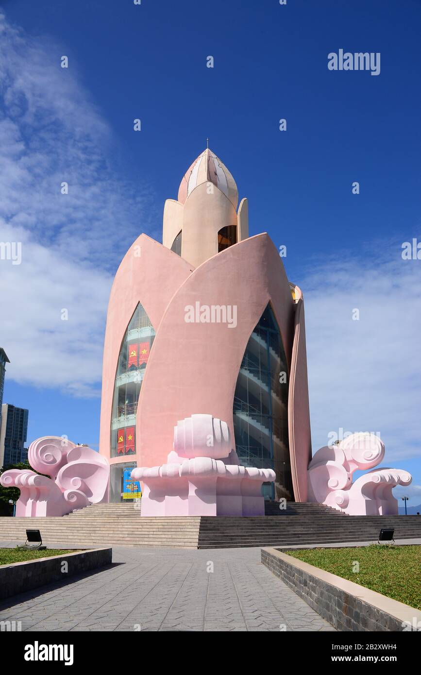 Nha TRANG, VIETNAM – 29 FEBBRAIO 2020 : Tram Huong Tower, che si trova nel centro della città, è considerato il simbolo della città di Nha Trang Foto Stock